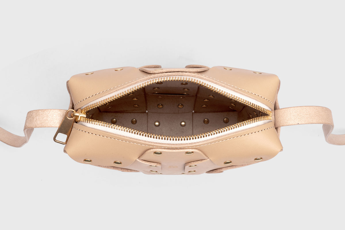 Double Rivet Bag Squared, Natural Colour, Vegetable-Tanned Leather, Modern Minimal Design. Premium Quality, Atelier Madre, Manuel-Dreesmann, Barcelona