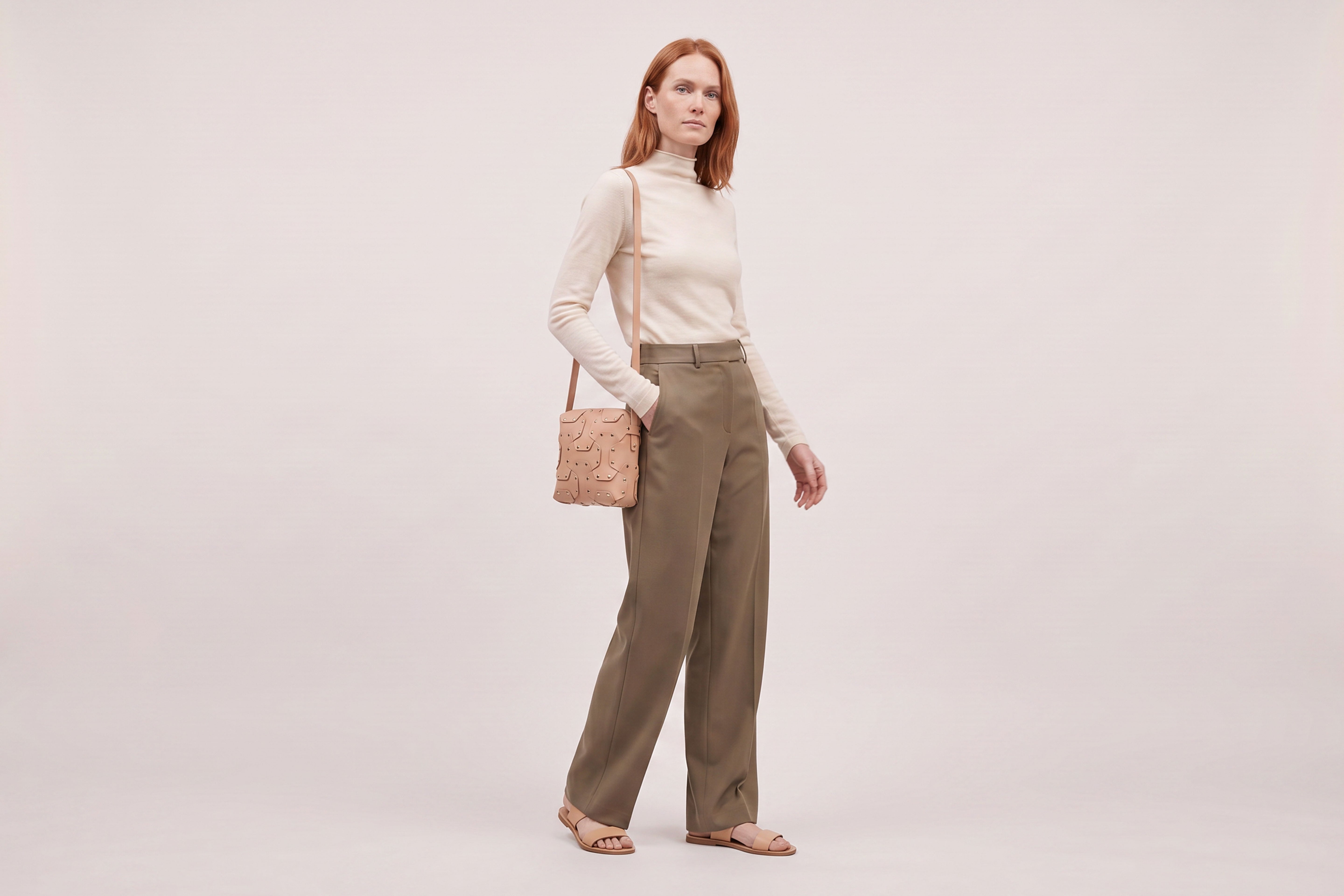 Double Rivet Bag Squared on a model, Natural Colour, Vegetable-Tanned Leather, Modern Minimal Design. Premium Quality, Atelier Madre, Manuel-Dreesmann, Barcelona