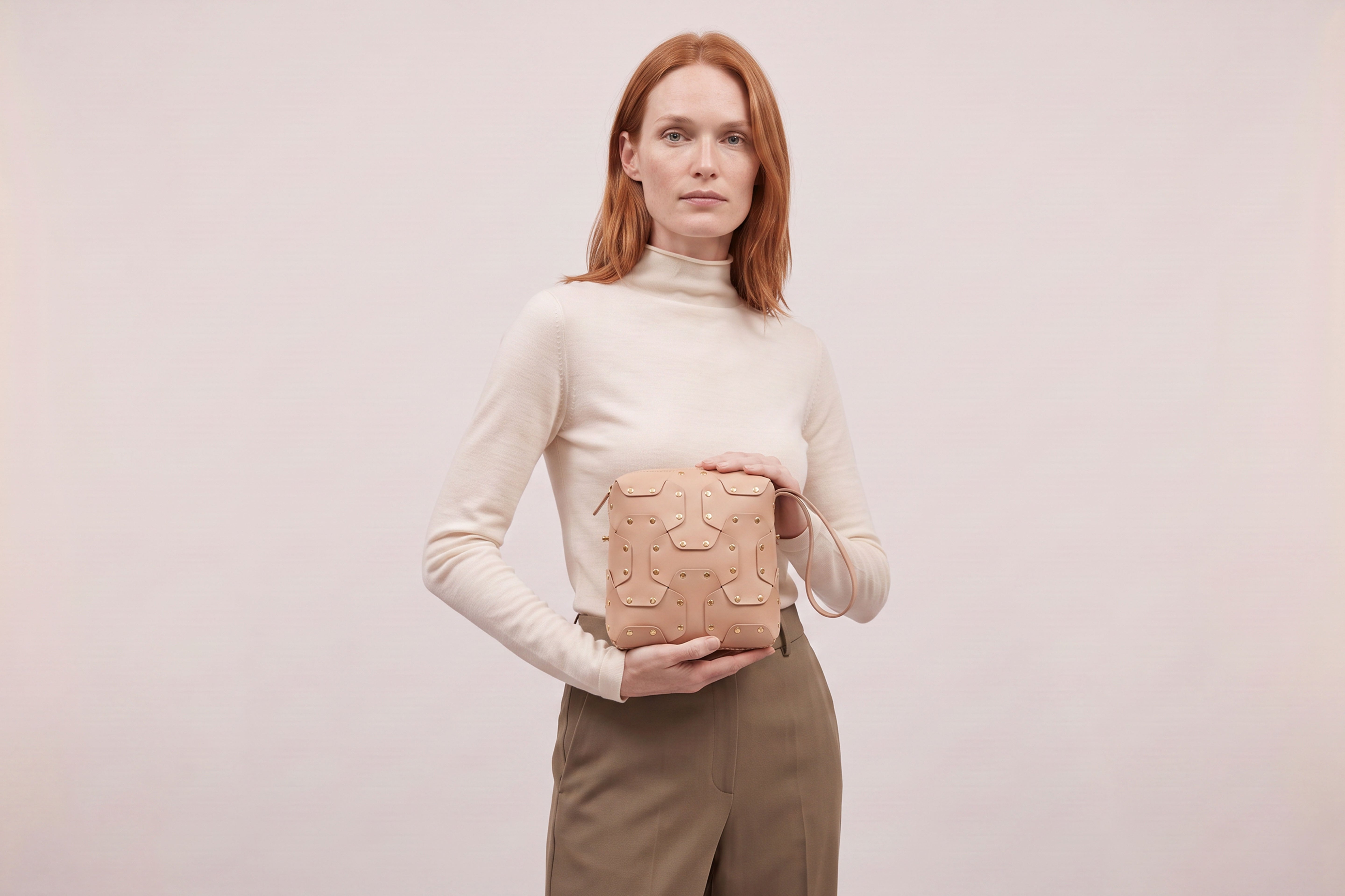 Double Rivet Bag Squared on a model, Natural Colour, Vegetable-Tanned Leather, Modern Minimal Design. Premium Quality, Atelier Madre, Manuel-Dreesmann, Barcelona