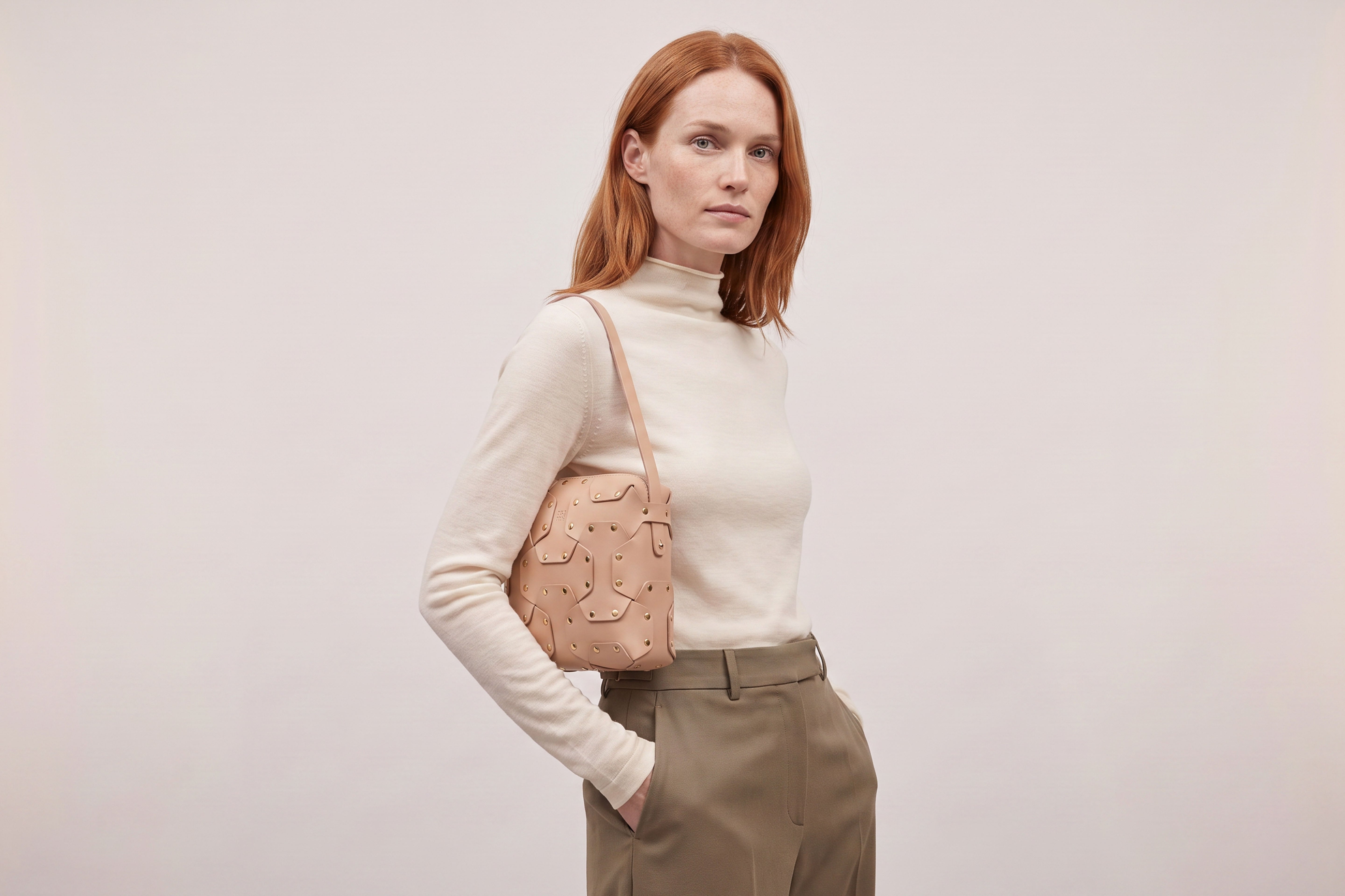 Double Rivet Bag Squared on a model, Natural Colour, Vegetable-Tanned Leather, Modern Minimal Design. Premium Quality, Atelier Madre, Manuel-Dreesmann, Barcelona