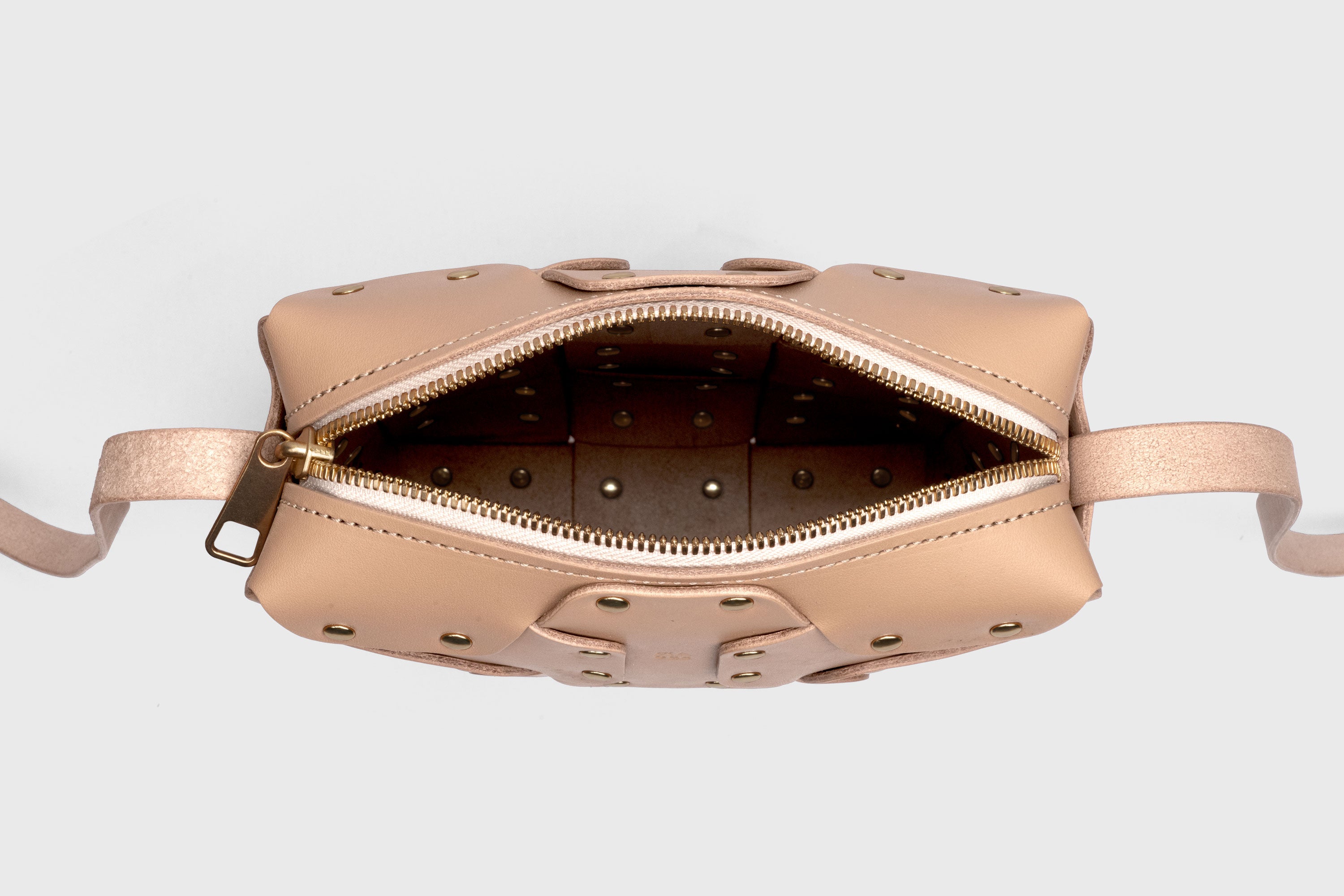 Double Rivet Bag Squared, Natural-Colour, Vegetable-Tanned Leather, Modern Minimal Design. Premium Quality, Atelier Madre, Manuel-Dreesmann, Barcelona