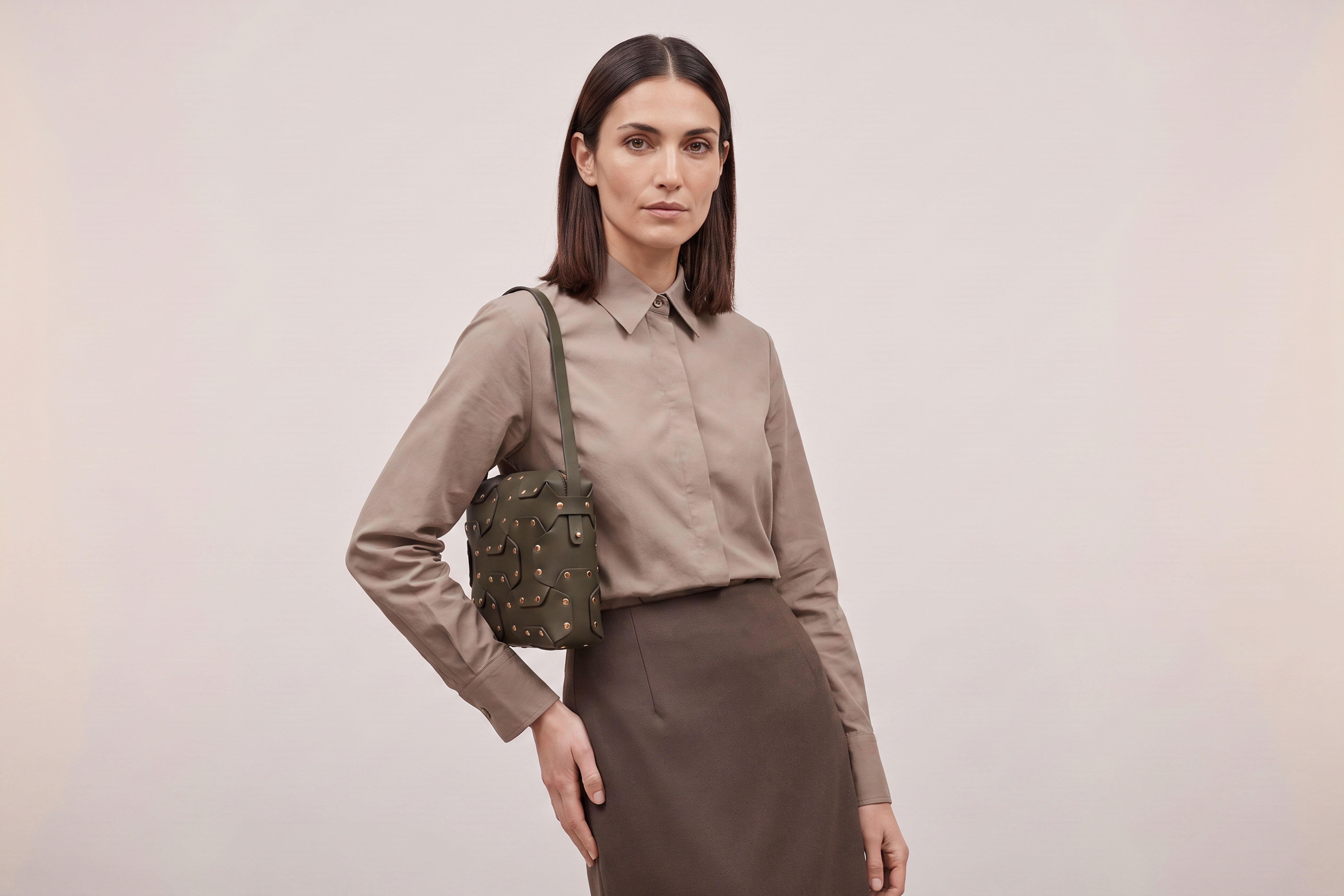 Double Rivet Bag Squared on a model, Natural Colour, Vegetable-Tanned Leather, Modern Minimal Design. Premium Quality, Atelier Madre, Manuel-Dreesmann, Barcelona