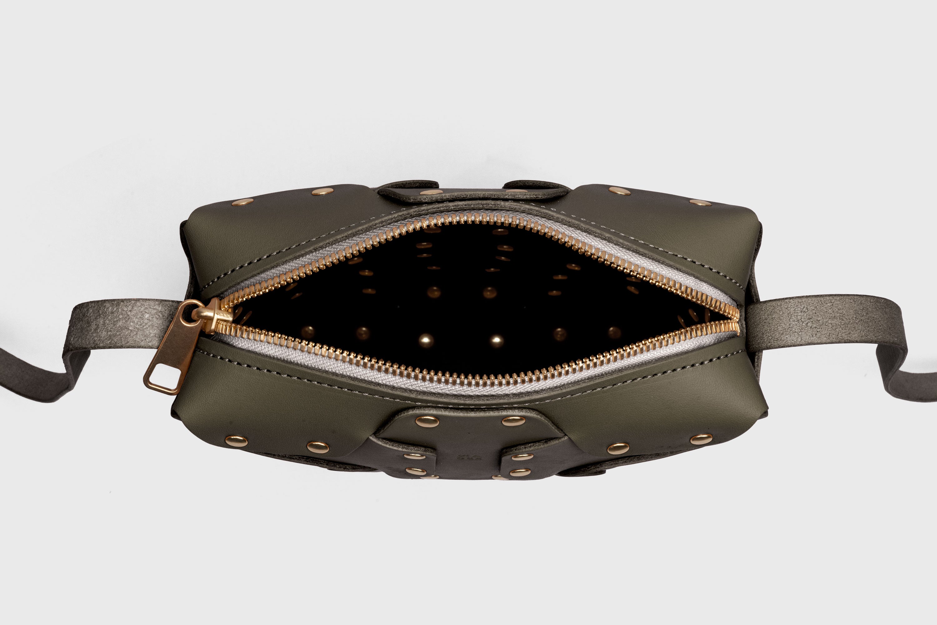 Double Rivet Bag Squared, Olive-Green, Vegetable-Tanned Leather, Modern Minimal Design. Premium Quality, Atelier Madre, Manuel-Dreesmann, Barcelona