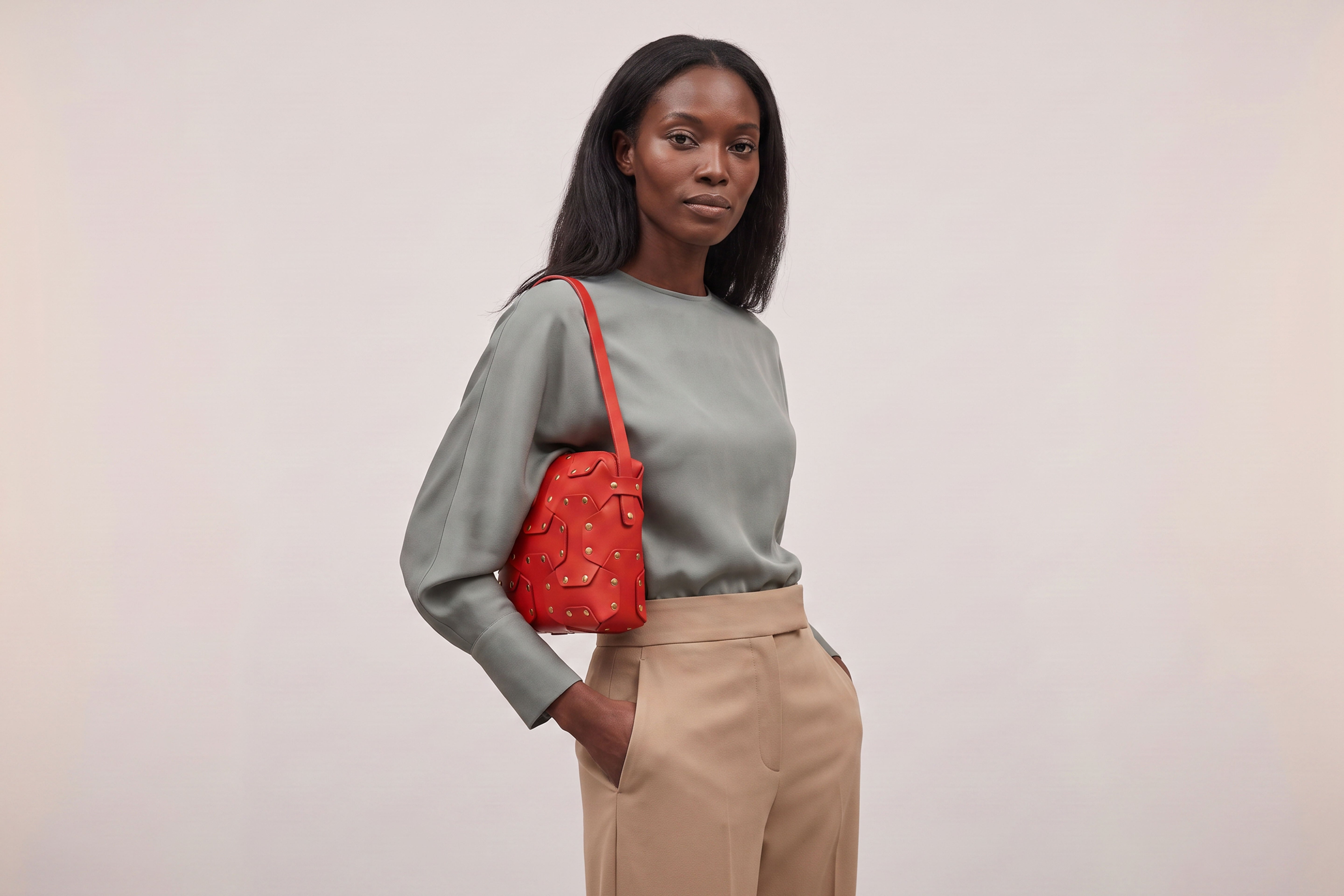 Double Rivet Bag Squared on a model, Red Colour, Vegetable-Tanned Leather, Modern Minimal Design. Premium Quality, Atelier Madre, Manuel-Dreesmann, Barcelona
