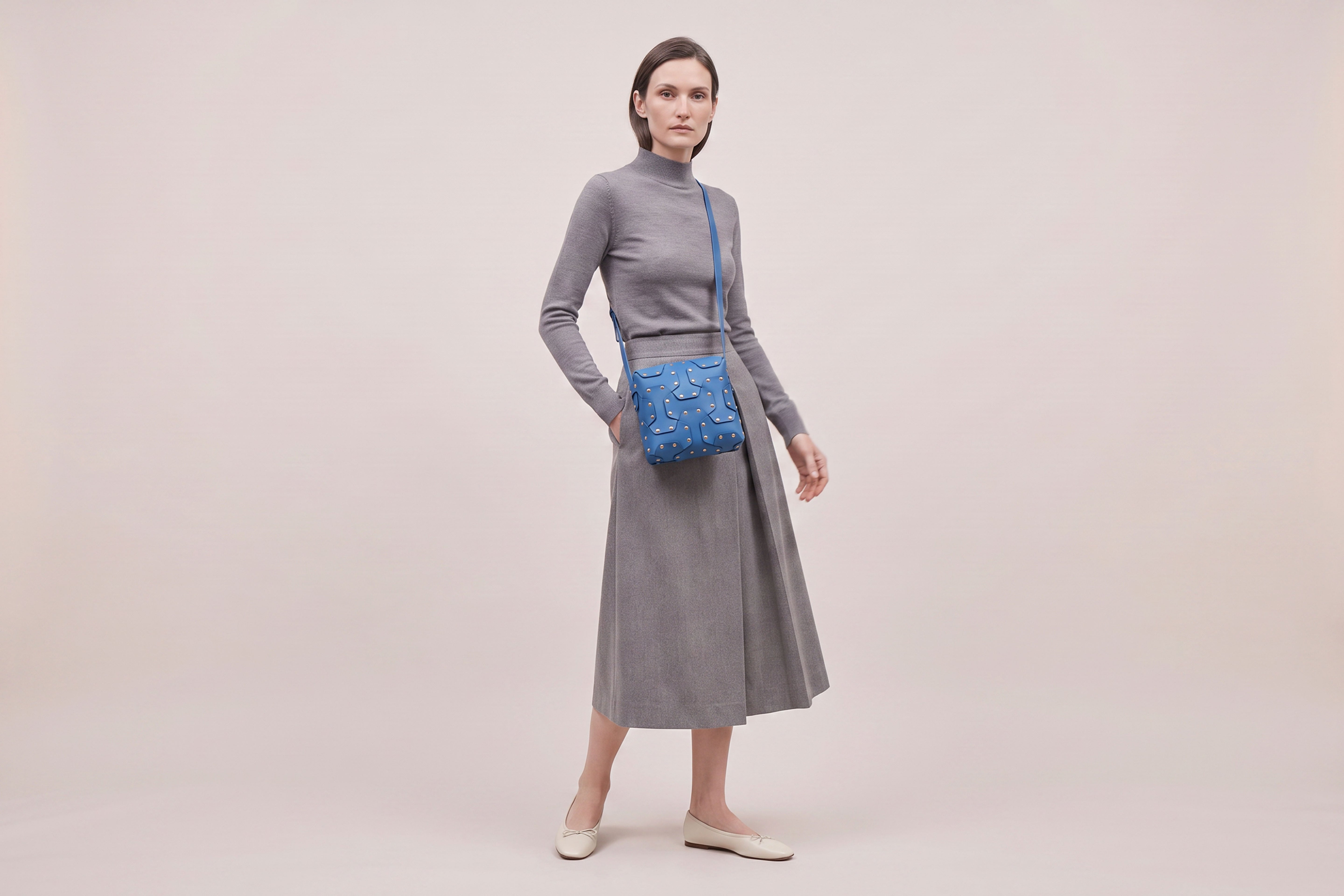 Double Rivet Bag Squared on a model, Royal Blue Colour, Vegetable-Tanned Leather, Modern Minimal Design. Premium Quality, Atelier Madre, Manuel-Dreesmann, Barcelona