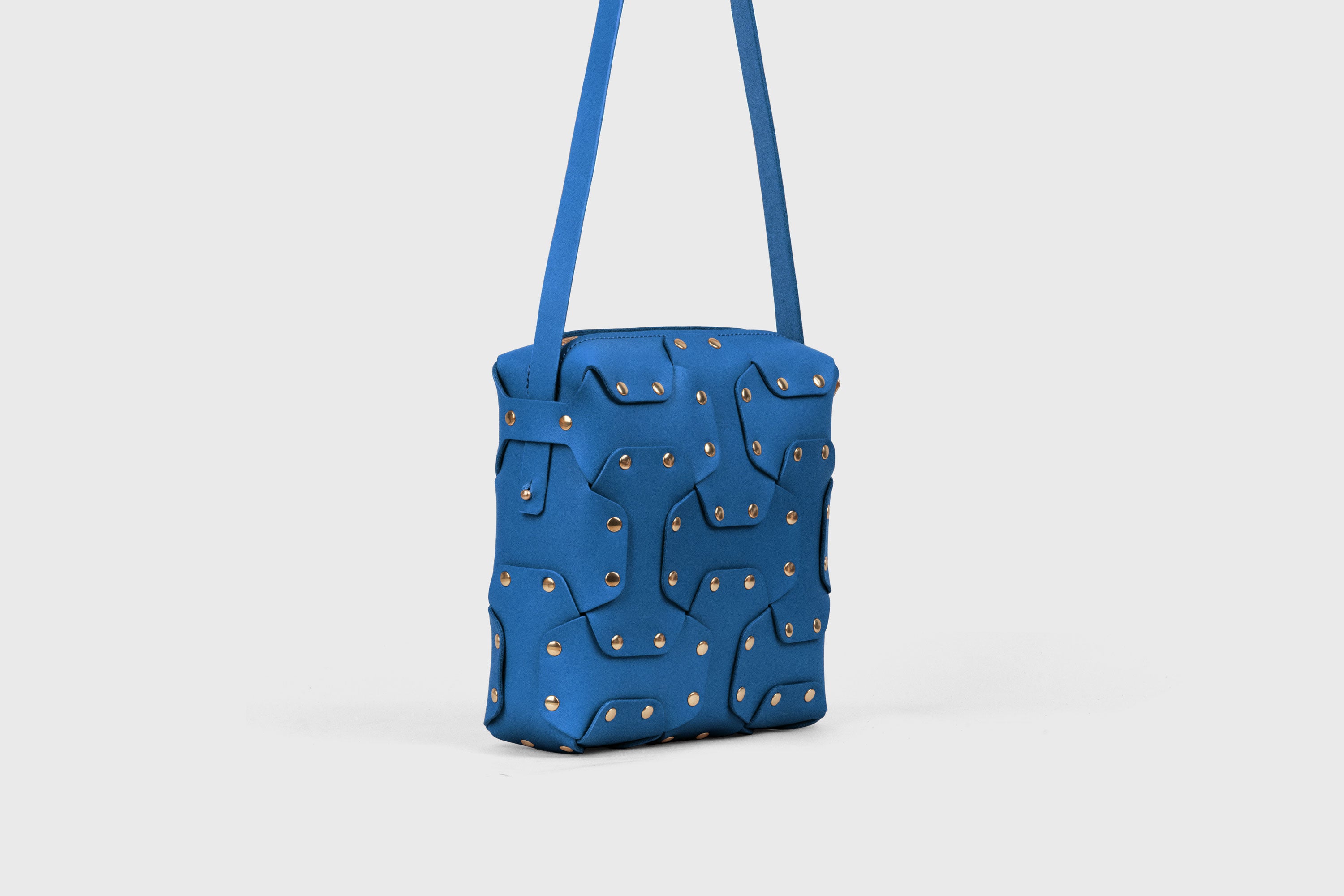 Double Rivet Bag Squared, Royal-Blue Colour, Vegetable-Tanned Leather, Modern Minimal Design. Premium Quality, Atelier Madre, Manuel-Dreesmann, Barcelona