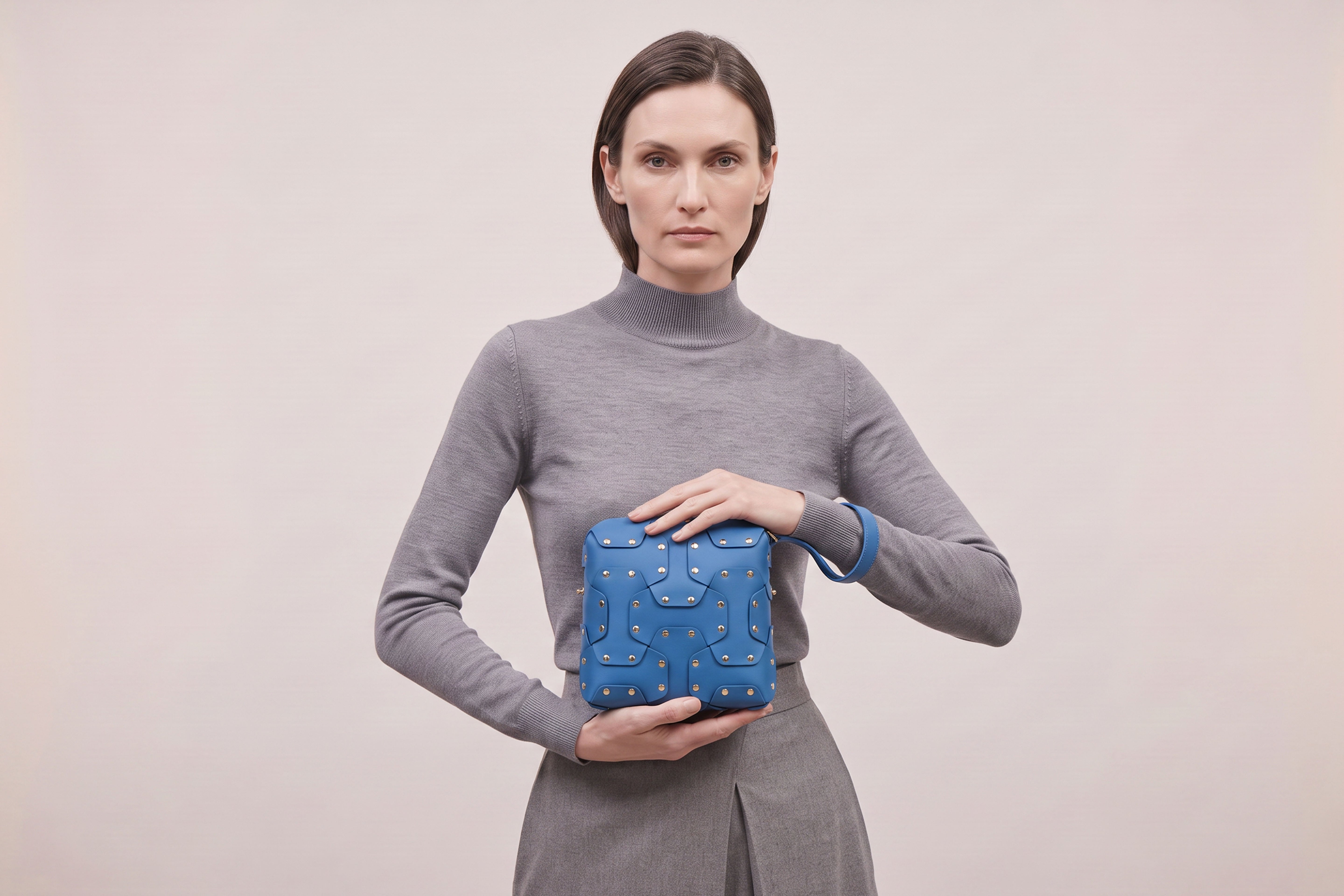Double Rivet Bag Squared on a model, Royal Blue Colour, Vegetable-Tanned Leather, Modern Minimal Design. Premium Quality, Atelier Madre, Manuel-Dreesmann, Barcelona