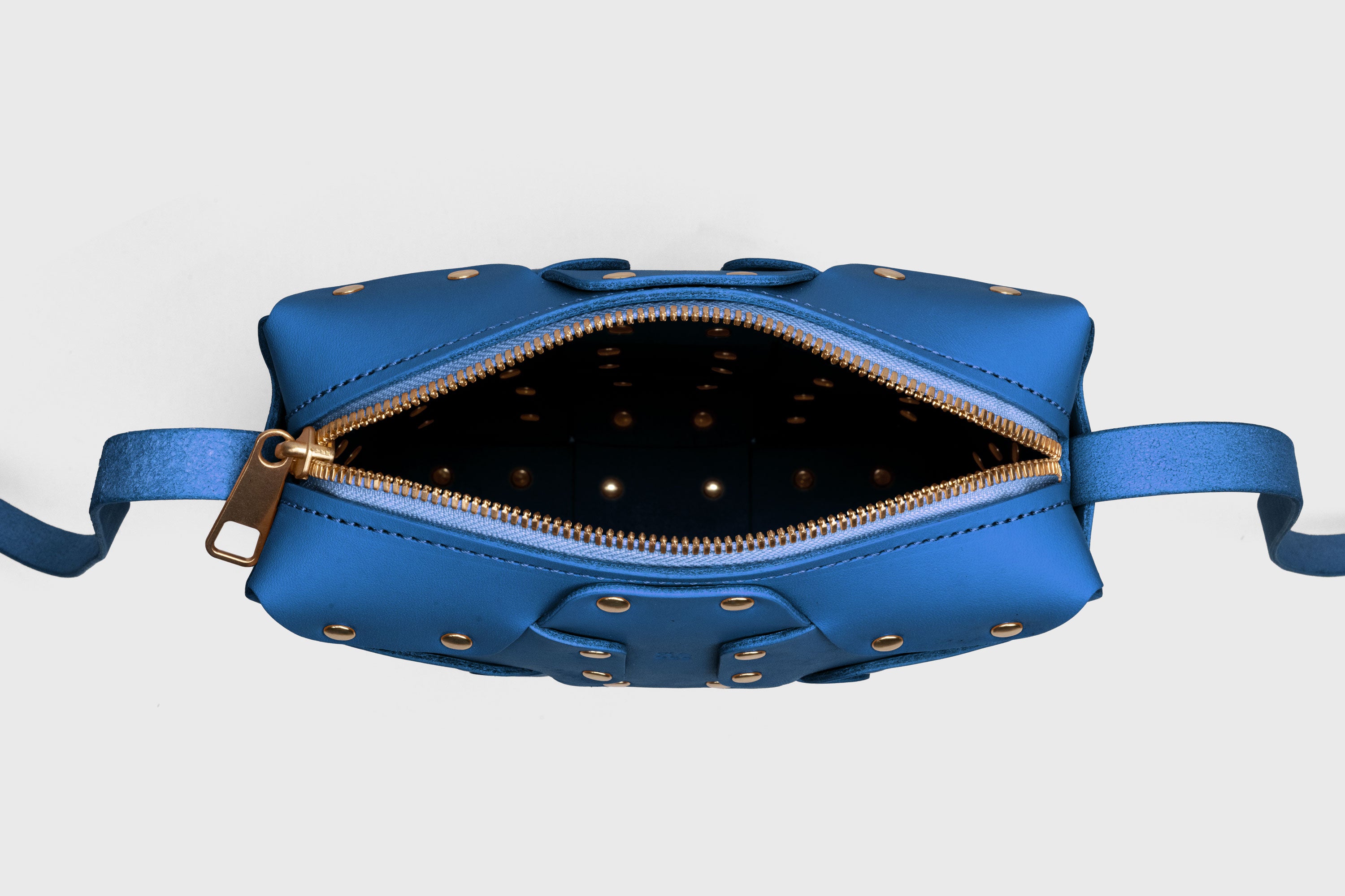 Double Rivet Bag Squared, Royal-Blue Colour, Vegetable-Tanned Leather, Modern Minimal Design. Premium Quality, Atelier Madre, Manuel-Dreesmann, Barcelona