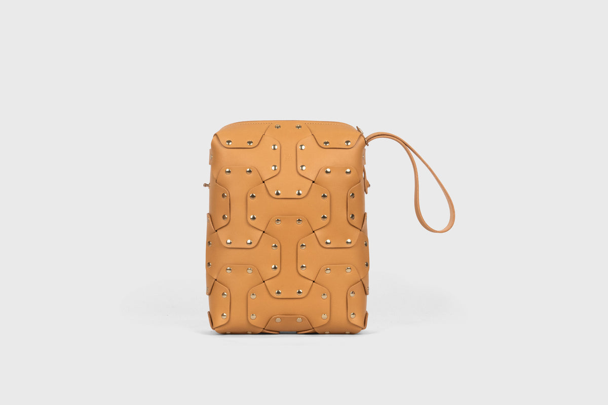 Double Rivet Bag Tall Brown Colour Leather Vegetable Tanned Modern Minimal Design Premium Quality Atelier Madre Manuel Dreesmann Barcelona Spain 5