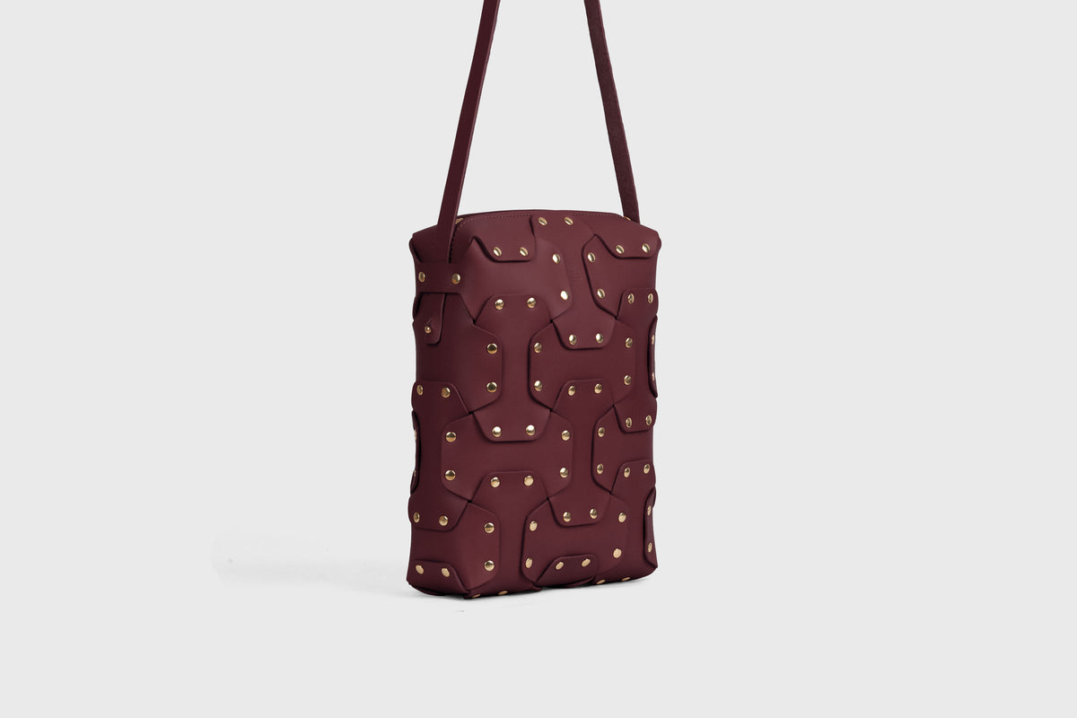 Double Rivet Bag Tall Burgundy Colour Leather Vegetable Tanned Modern Minimal Design Premium Quality Atelier Madre Manuel Dreesmann Barcelona Spain 3
