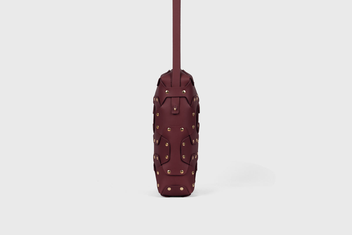 Double Rivet Bag Tall Burgundy Colour Leather Vegetable Tanned Modern Minimal Design Premium Quality Atelier Madre Manuel Dreesmann Barcelona Spain 4