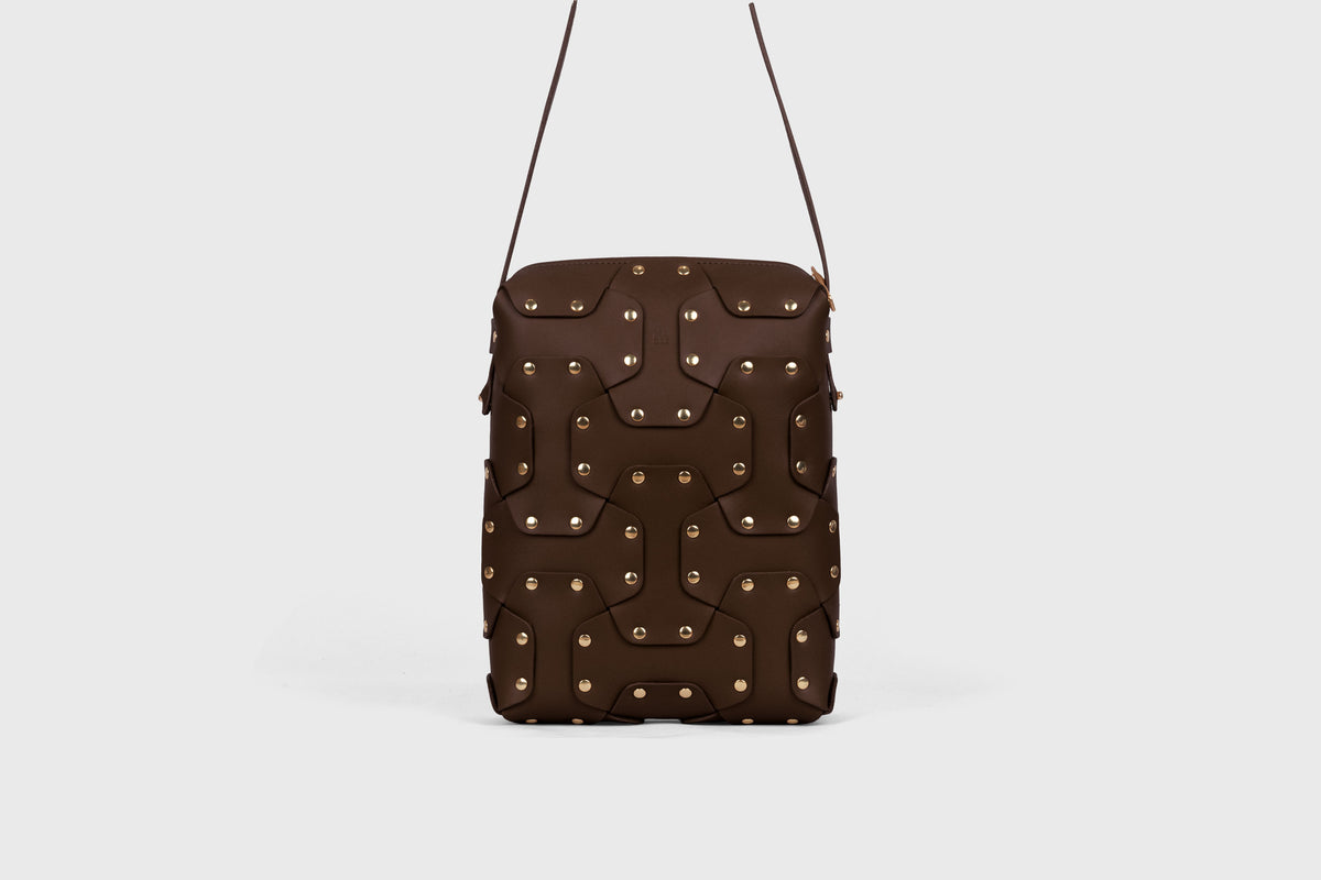 Double Rivet Bag Tall Chocolate Brown Colour Leather Vegetable Tanned Modern Minimal Design Premium Quality Atelier Madre Manuel Dreesmann Barcelona Spain 2