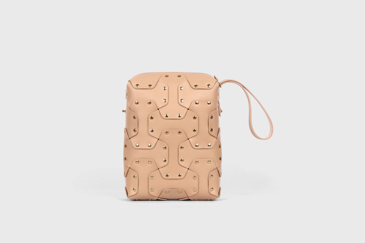 Double Rivet Bag Tall Natural Colour Colour Leather Vegetable Tanned Modern Minimal Design Premium Quality Atelier Madre Manuel Dreesmann Barcelona Spain 5
