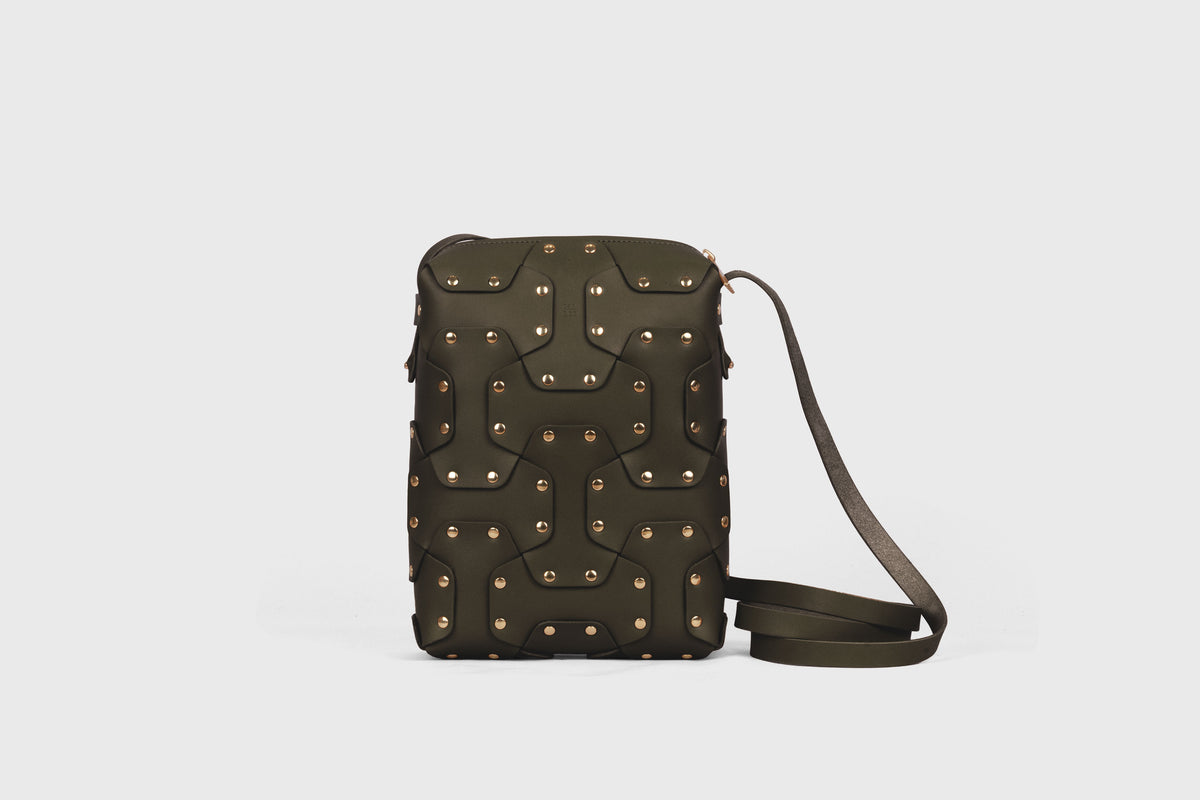 Double Rivet Bag Tall Olive Green Colour Leather Vegetable Tanned Modern Minimal Design Premium Quality Atelier Madre Manuel Dreesmann Barcelona Spain 1