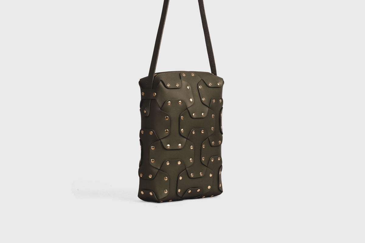 Double Rivet Bag Tall Olive Green Colour Leather Vegetable Tanned Modern Minimal Design Premium Quality Atelier Madre Manuel Dreesmann Barcelona Spain 3