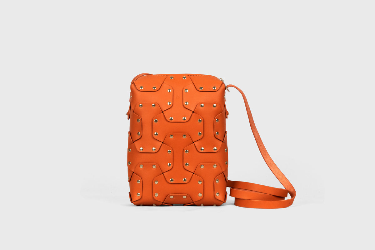Double Rivet Bag Tall Orange Colour Leather Vegetable Tanned Modern Minimal Design Premium Quality Atelier Madre Manuel Dreesmann Barcelona Spain 1