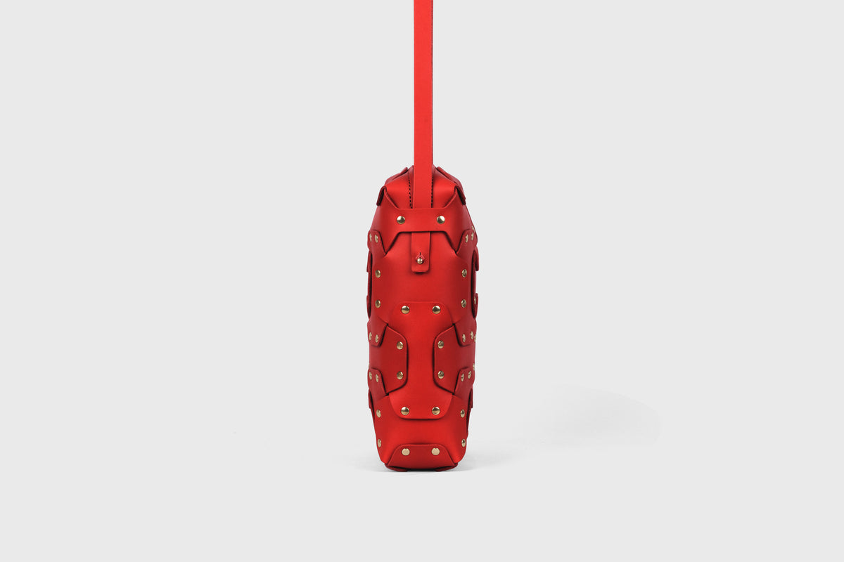 Double Rivet Bag Tall Red Colour Leather Vegetable Tanned Modern Minimal Design Premium Quality Atelier Madre Manuel Dreesmann Barcelona Spain 4