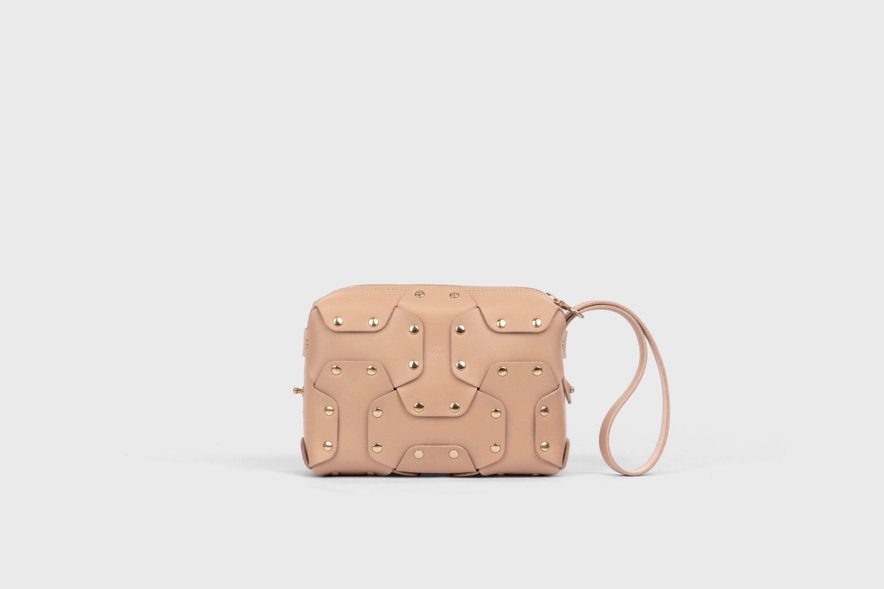 Double Rivet Bag Natural Color, Full Grain Vegetable Tanned Leather Modern Minimalist Design Premium Quality Full Brass Clutch Crossbody Shoulder Bag, Atelier Madre, Manuel Dreesmann Barcelona Spain