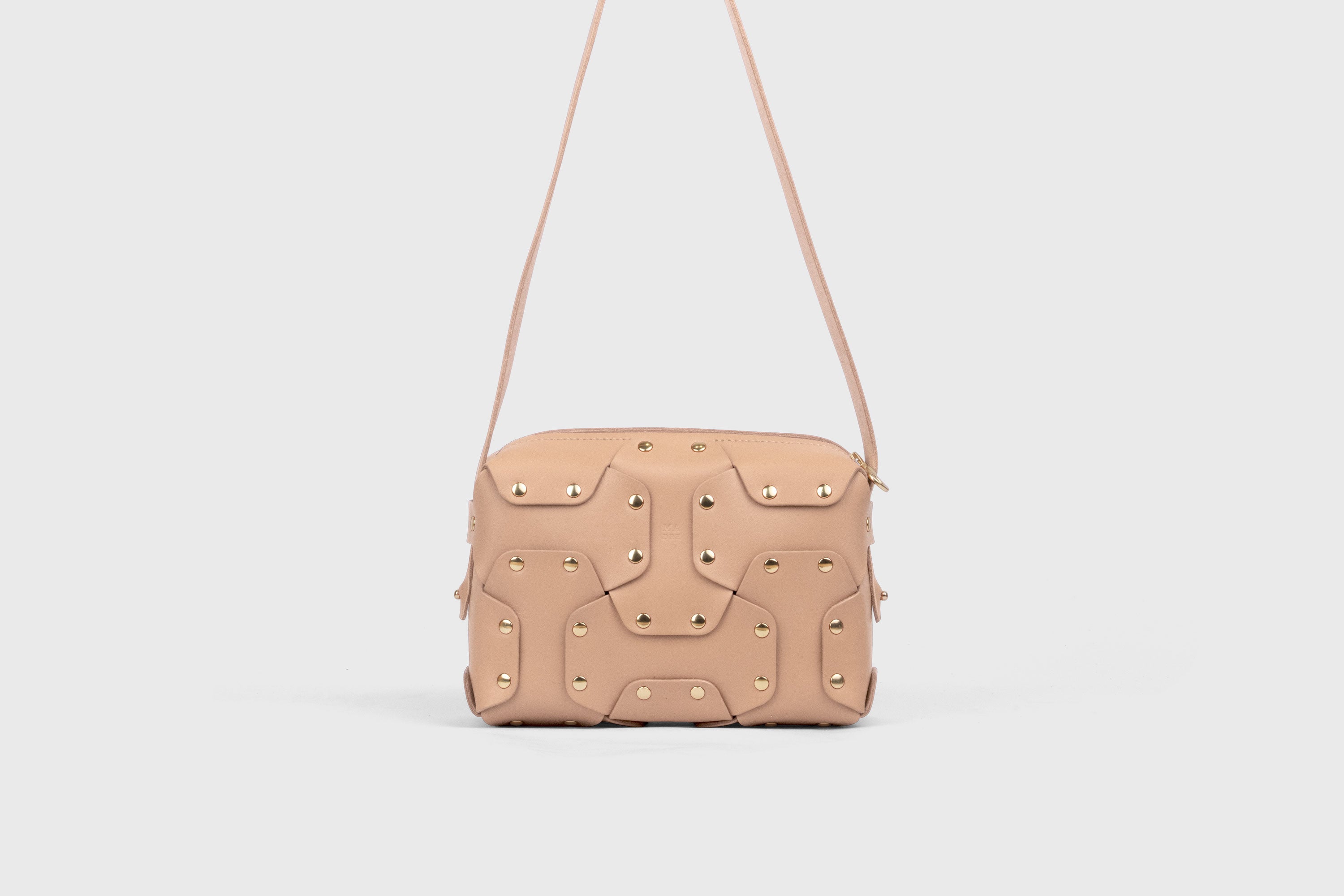Double Rivet Bag, Natural Color,  Leather Full Grain Vegetable Tanned Leather Modern Minimalist Design Premium Quality Full Brass Clutch Crossbody Shoulder Bag from Atelier Madre, Manuel Dreesmann Barcelona Spain