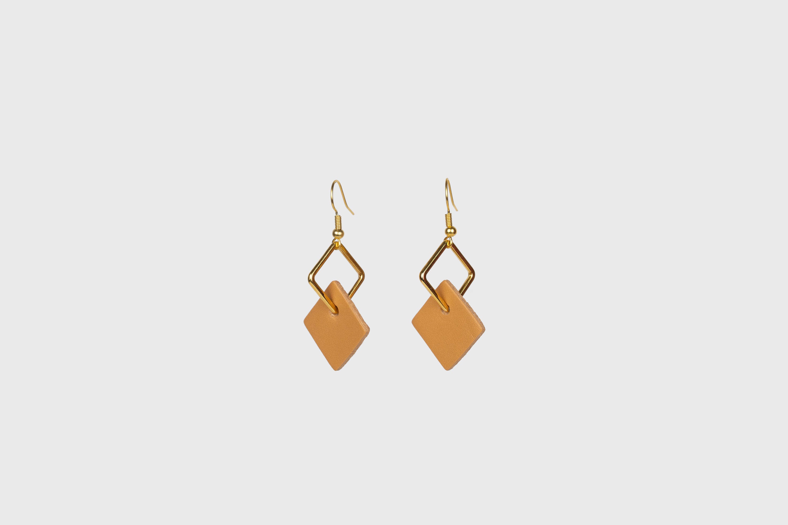 Earrings Chloe In Brown Color In Vegetable Tanned Leather Minimalistic Design Atelier Manuel Dreesmann Barcelona Spain 
