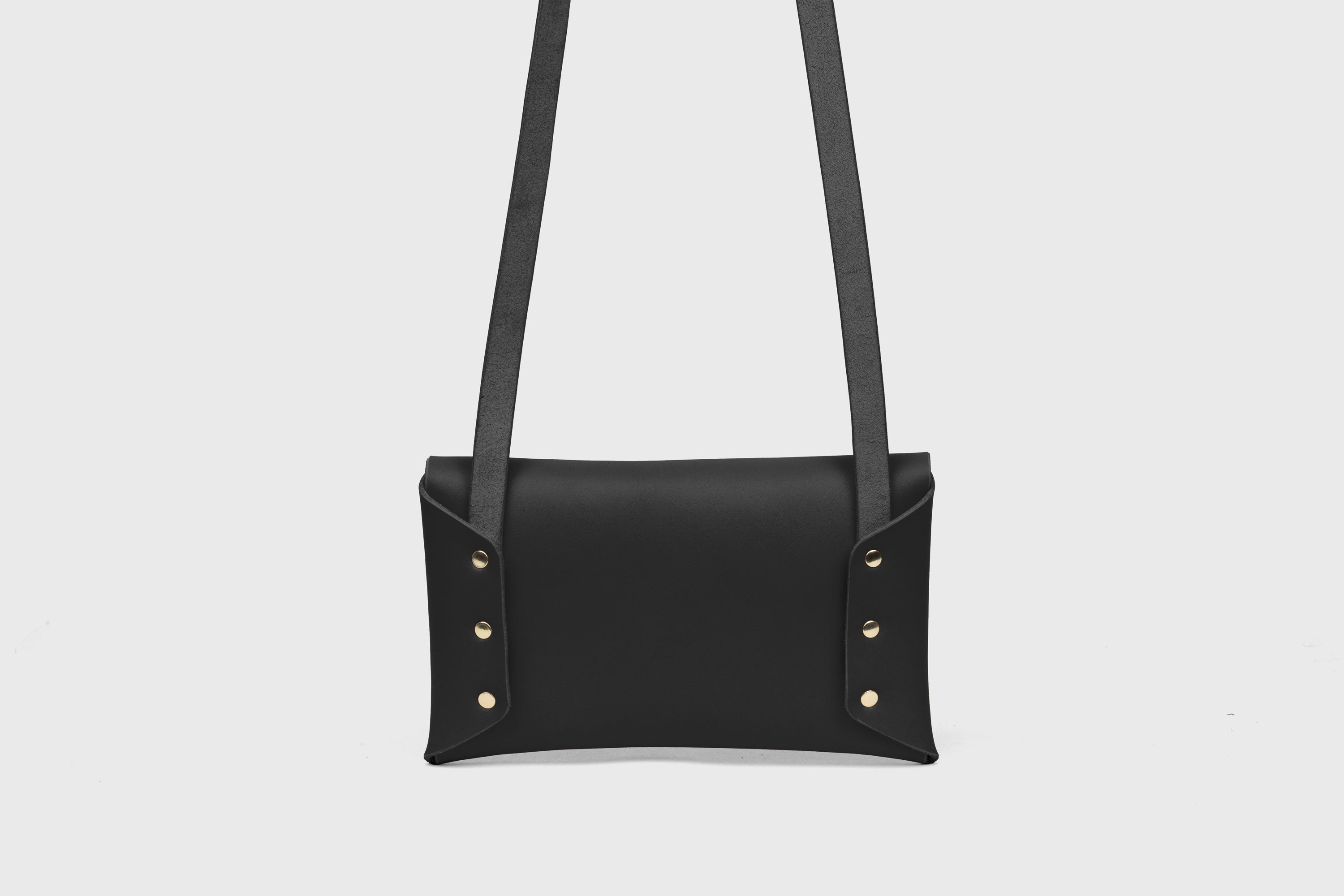 Envelope Bag With a Strap In Black Color Vegetable Tanned Leather Minimalistic Design Atelier Madre Manuel Dreesmann Barcelona Spain