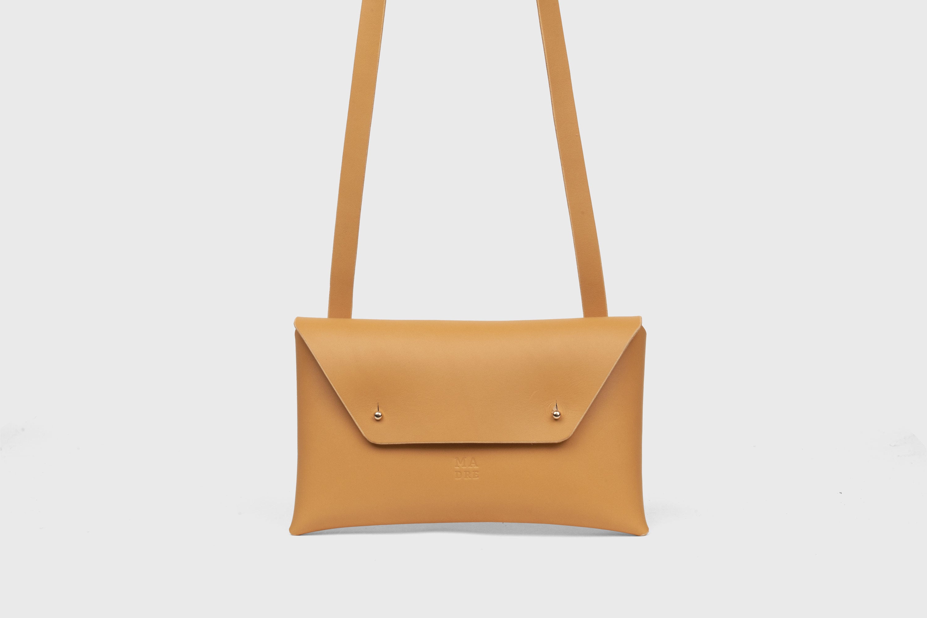 Envelope Bag With a Strap In Brown Color Vegetable Tanned Leather Minimalistic Design Atelier Madre Manuel Dreesmann Barcelona Spain