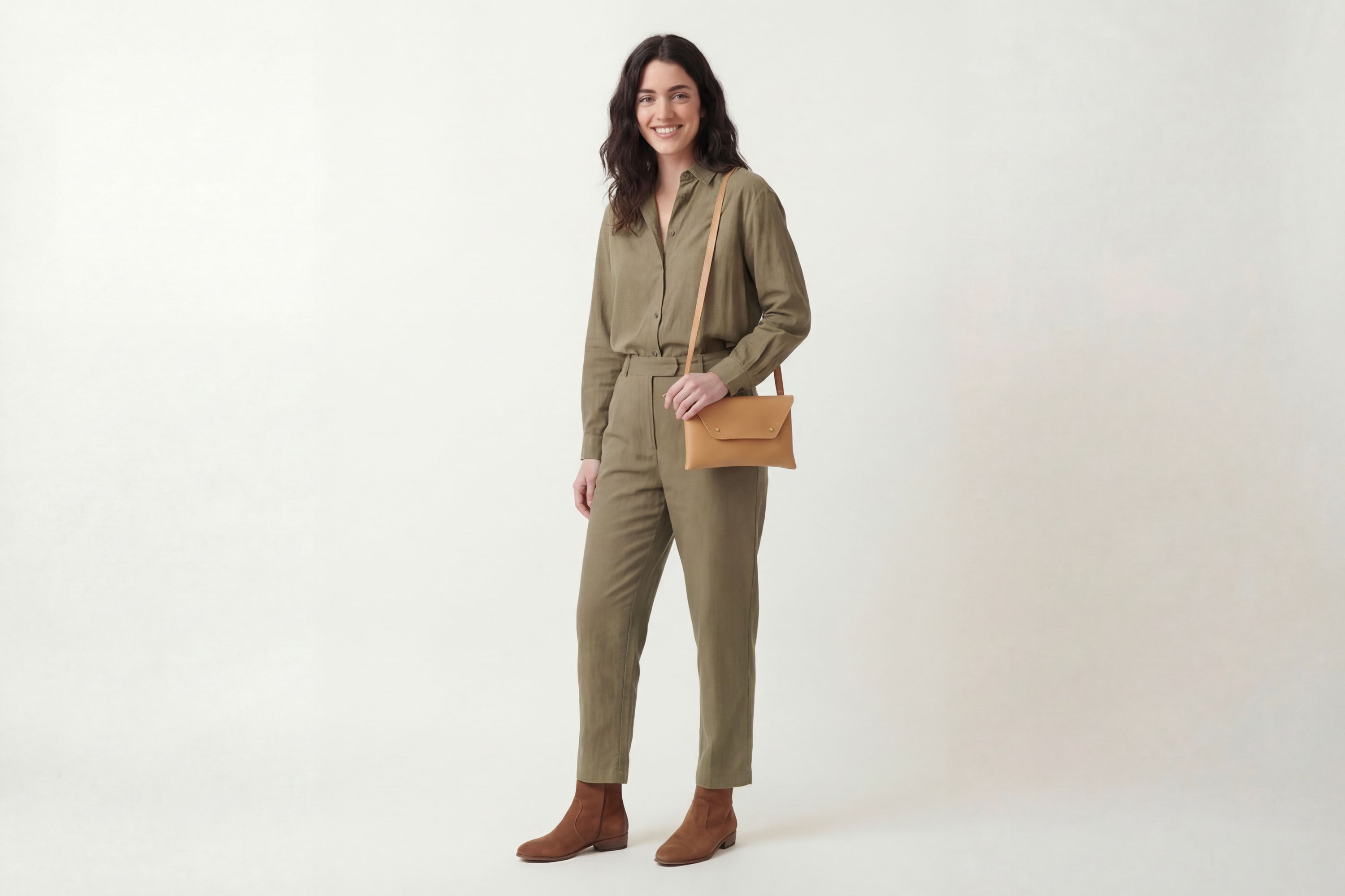 Envelope Bag With a Strap In Brown Color On A Woman Model Vegetable Tanned Leather Minimalistic Design Atelier Madre Manuel Dreesmann Barcelona Spain