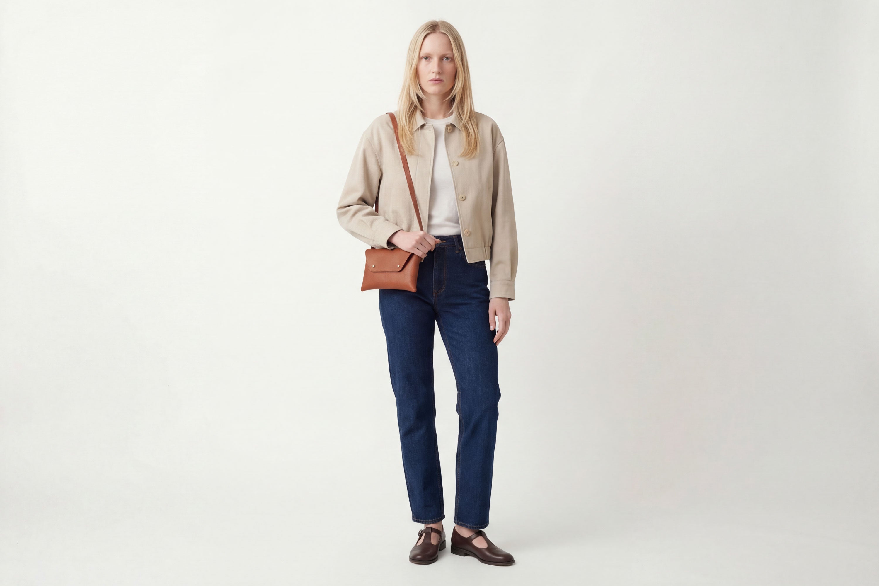 Envelope Bag With a Strap In Dark Brown Color On A Woman Model Vegetable Tanned Leather Minimalistic Design Atelier Madre Manuel Dreesmann Barcelona Spain