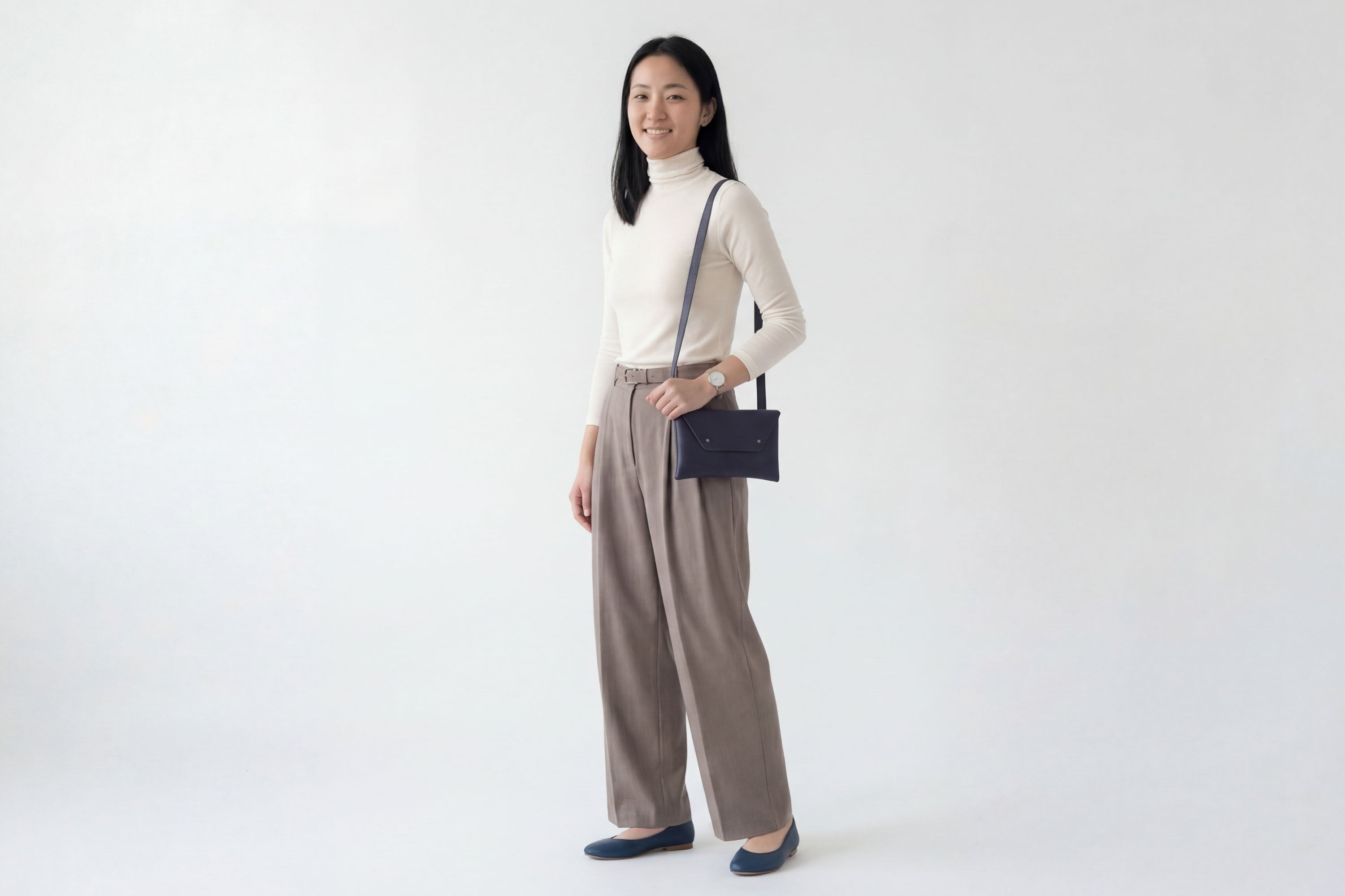 Envelope Bag With a Strap In Marine Blue Color On A Woman Model Vegetable Tanned Leather Minimalistic Design Atelier Madre Manuel Dreesmann Barcelona Spain