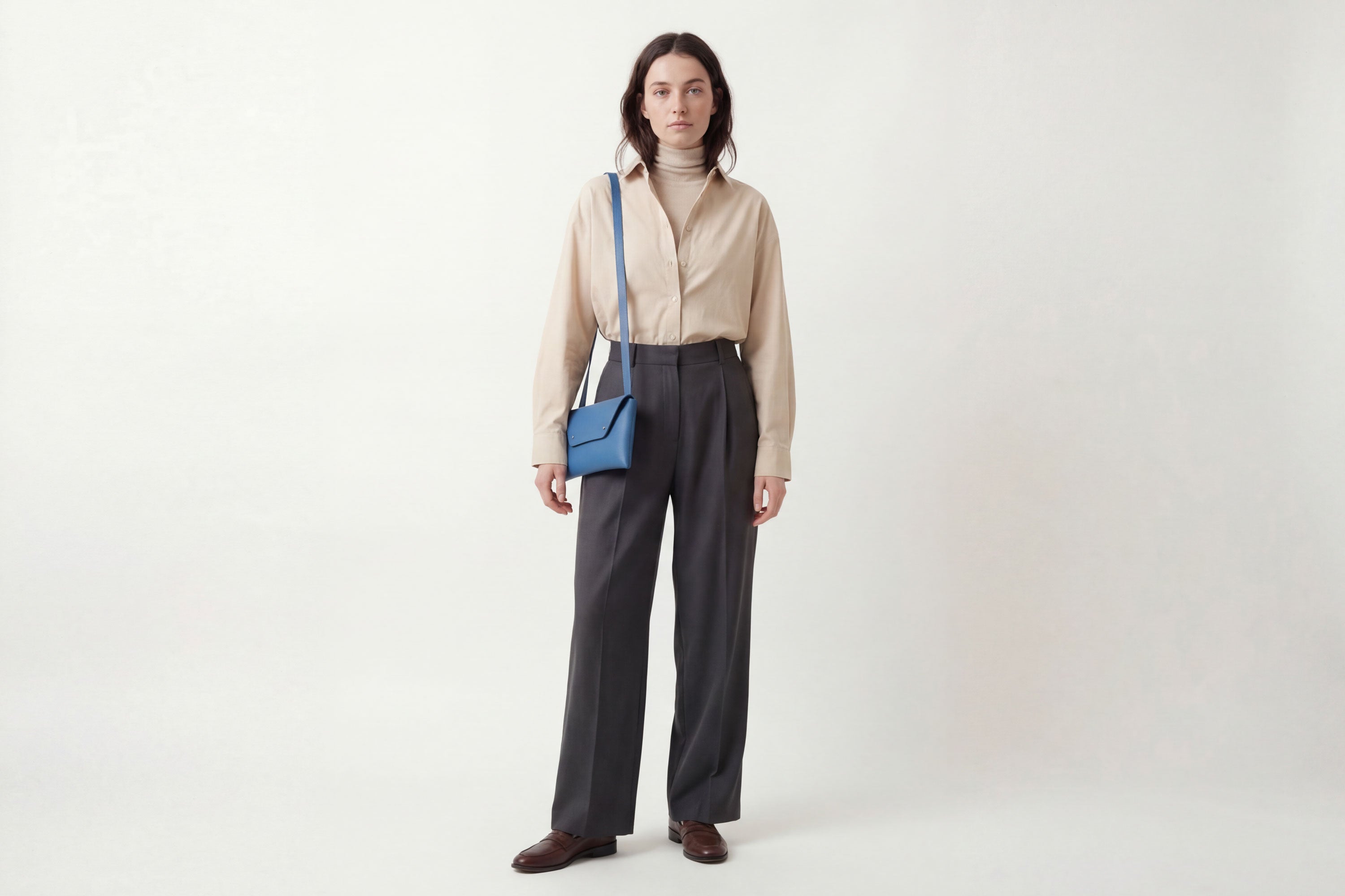 Envelope Bag With a Strap In Royal Blue Color On A Woman Model Vegetable Tanned Leather Minimalistic Design Atelier Madre Manuel Dreesmann Barcelona Spain