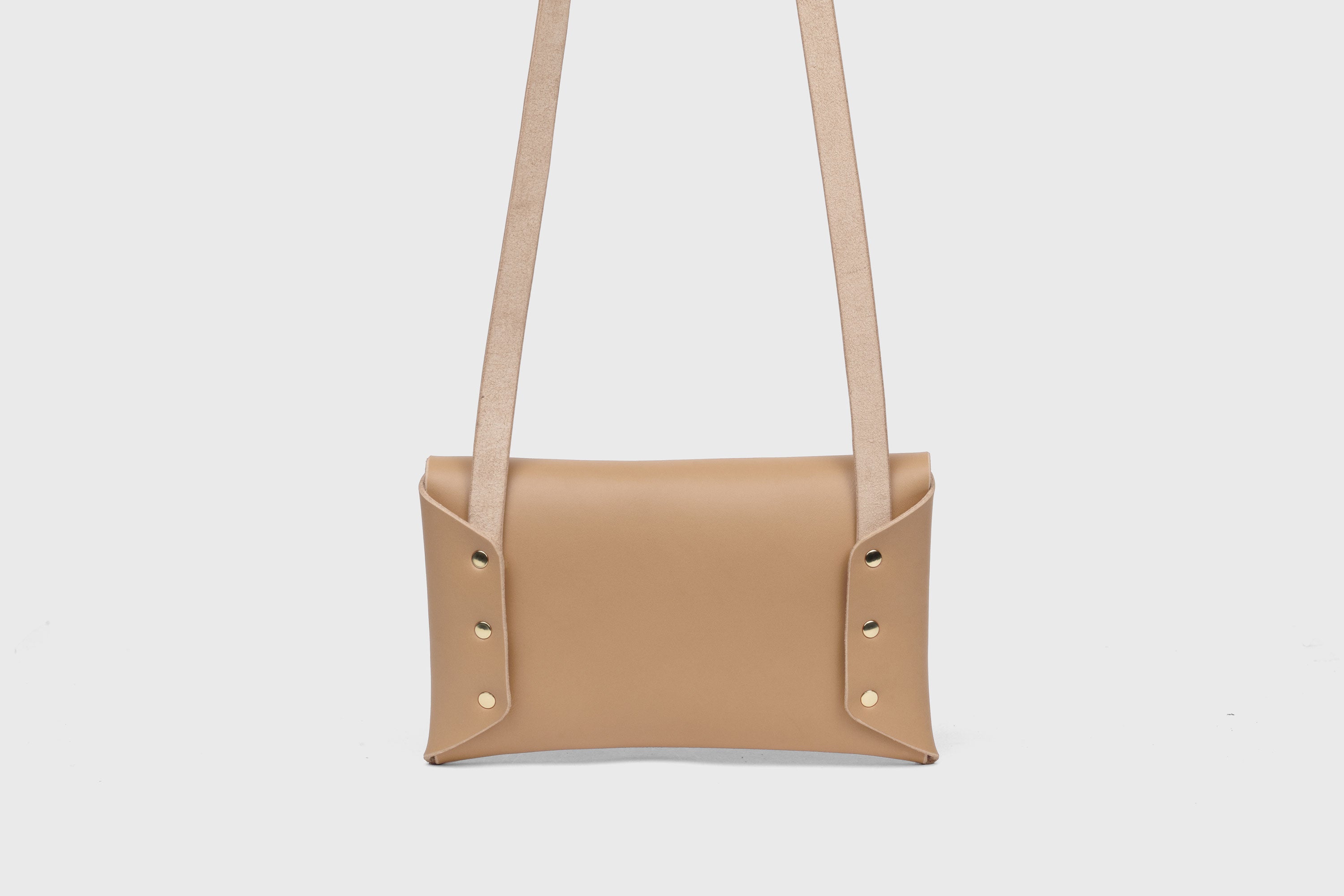 Envelope Bag With a Strap In Natural Color Vegetable Tanned Leather Minimalistic Design Atelier Madre Manuel Dreesmann Barcelona Spain