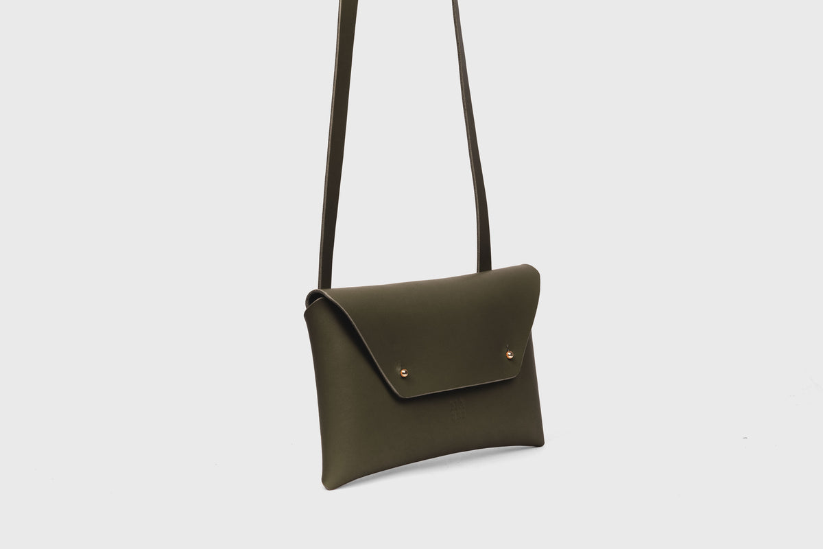 Envelope Bag Olive Green Color Leather Atelier Madre Manuel Dreesmann Barcelona Spain 4