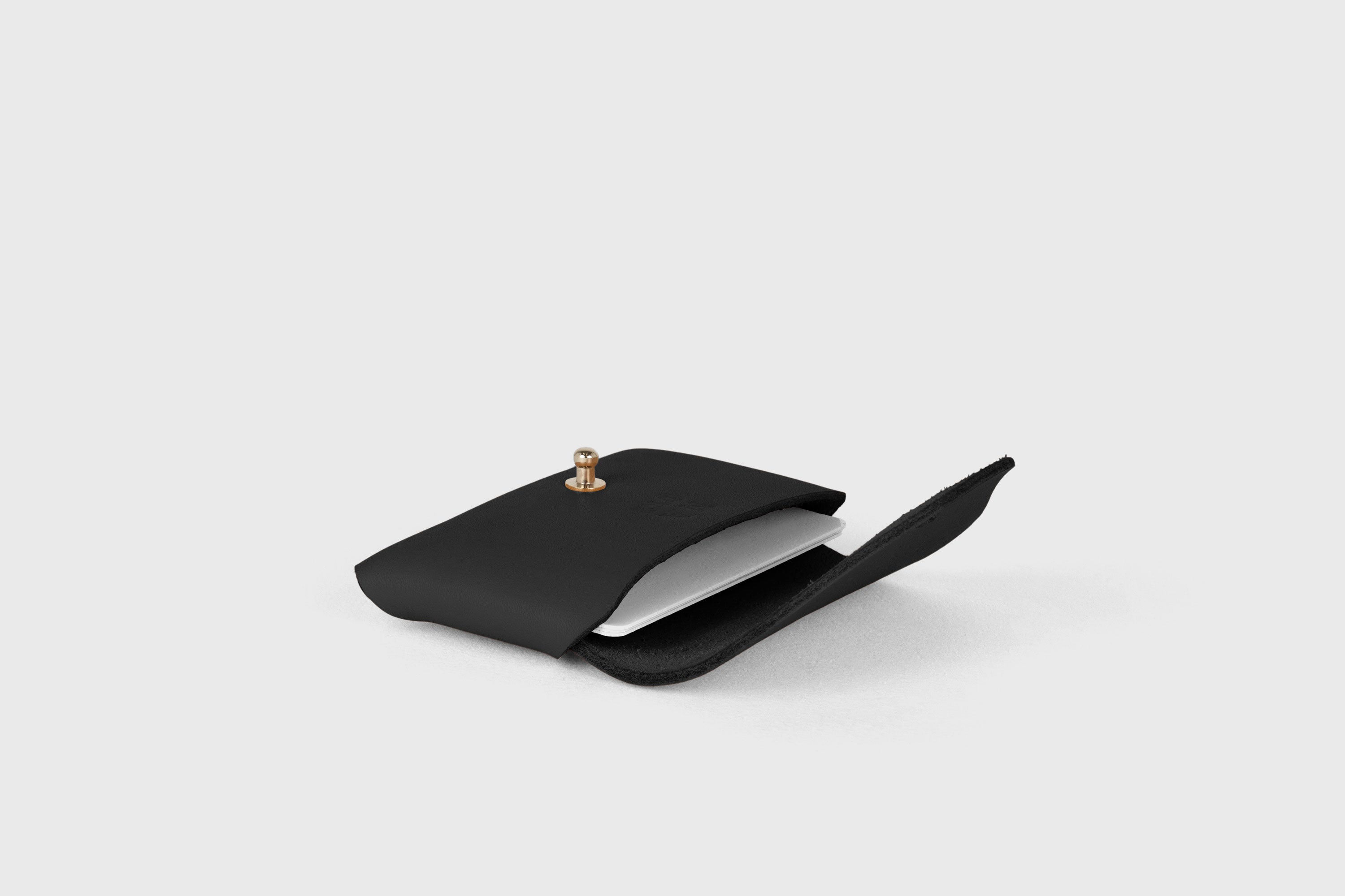 Envelope Card Wallet Premium Leather Black Color Small Minimalist Design Atelier Madre Manuel Dreesmann Barcelona Spain
