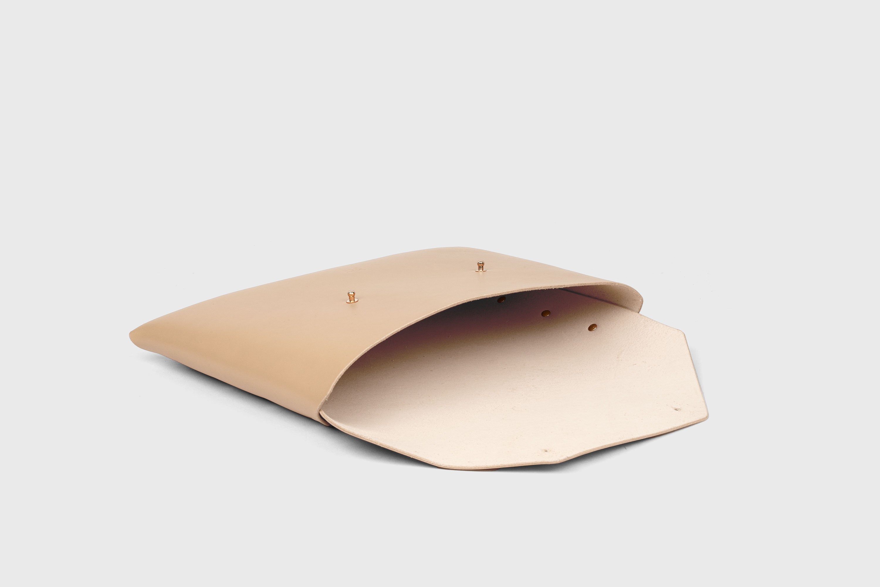 Envelope Clutch Big In Natural Color Vegetable Tanned Leather Minimalistic Design Atelier Madre Manuel Dreesmann