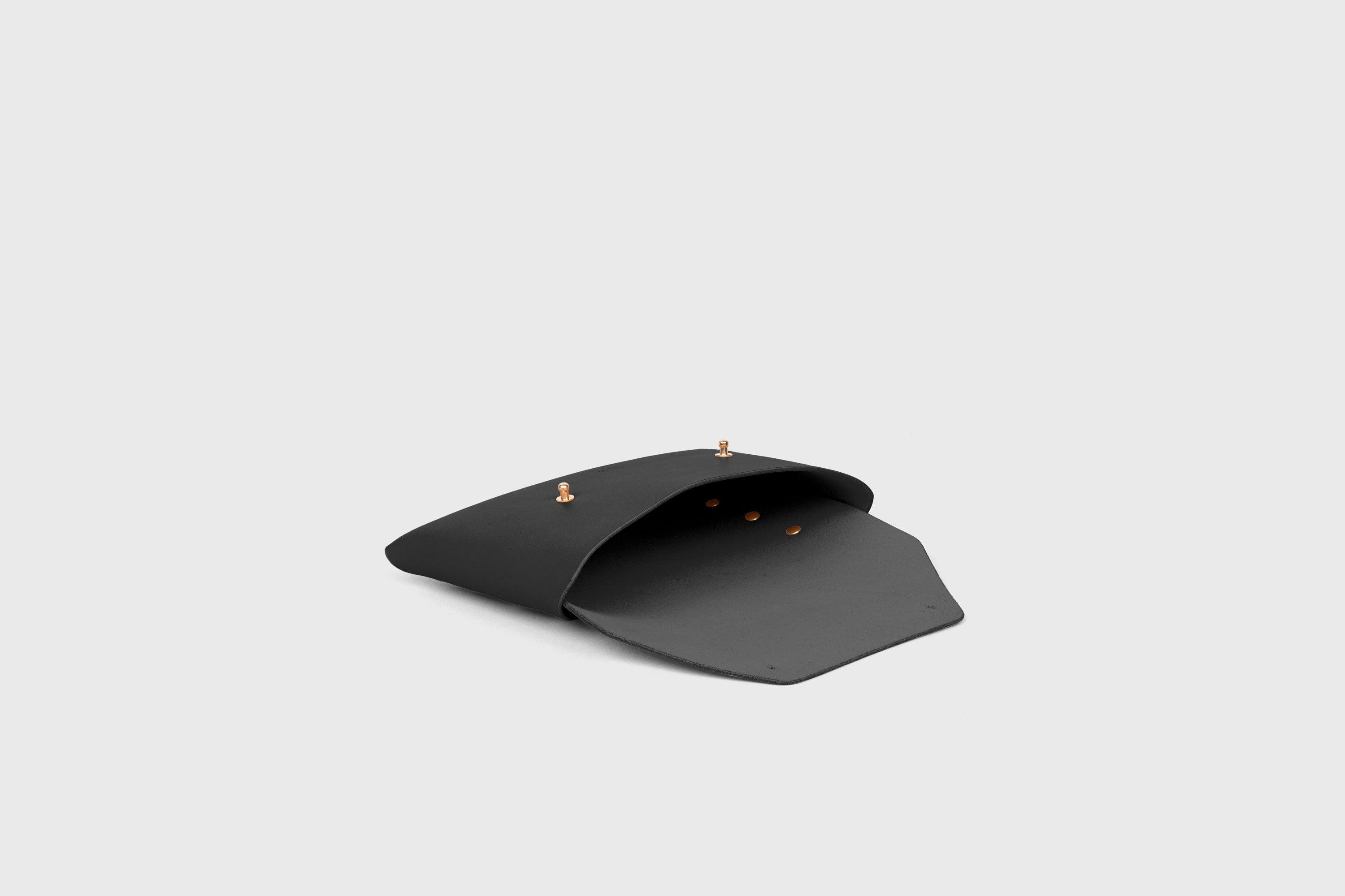 Envelope Clutch Small In Black Color Vegetable Tanned Leather Minimalistic Design Atelier Madre Manuel Dreesmann Barcelona Spain