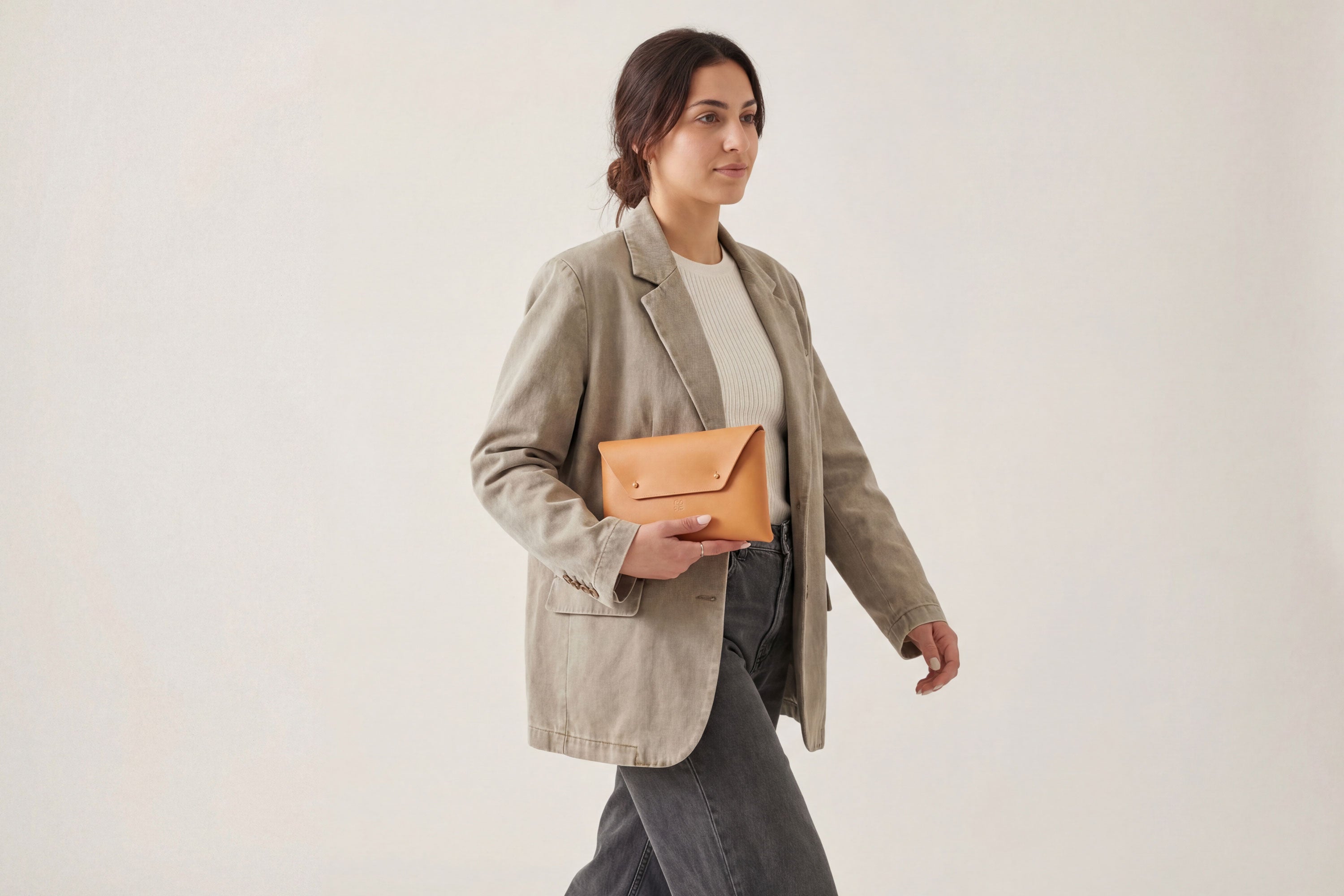 Envelope Clutch Small Premium Leather Brown Color Handmade Minimalist Design Atelier Madre Manuel Dreesmann Barcelona Spain