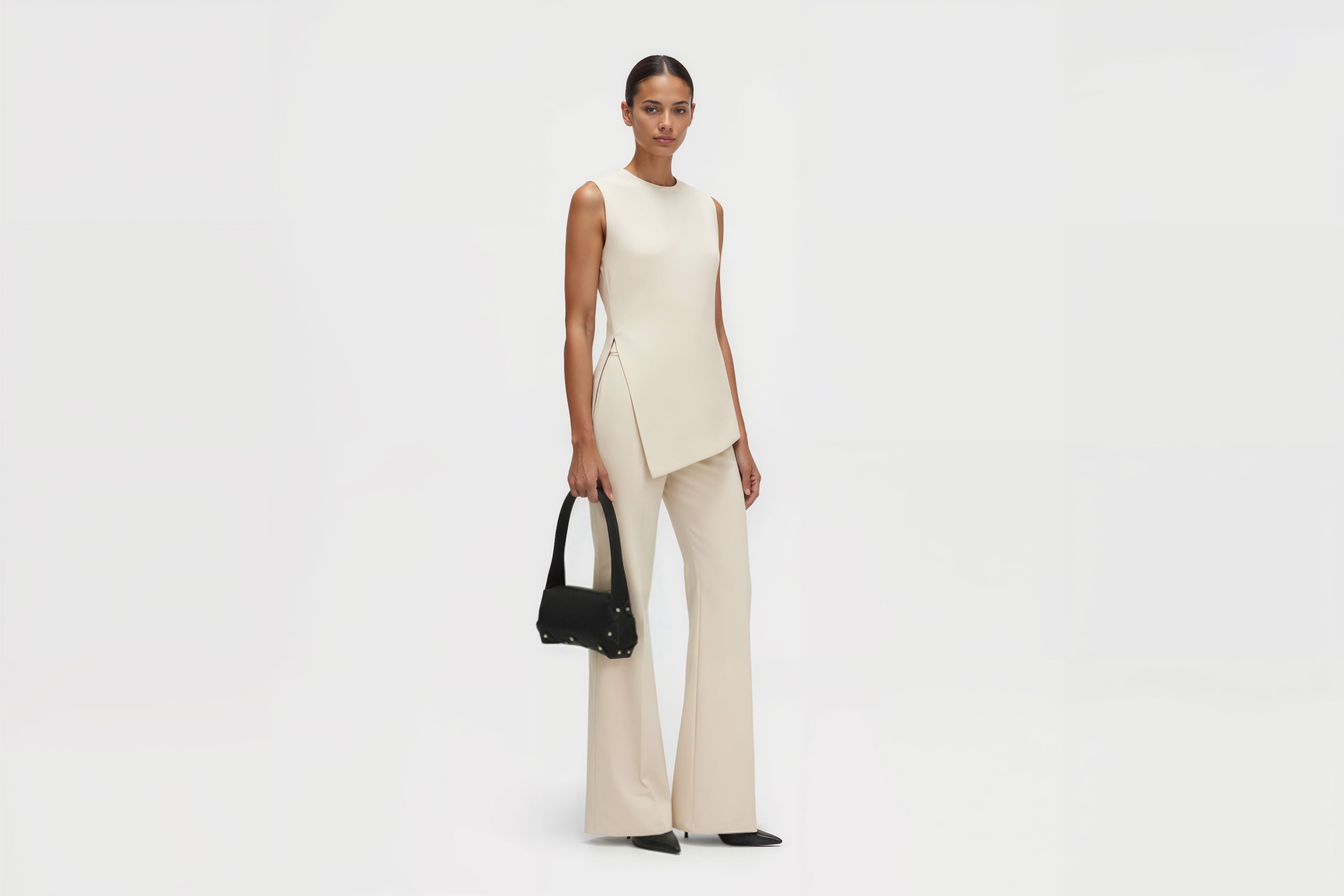 Fiona Bag Black Color Leather On Woman Model Bright Background Vegetable Tanned Leather Modern Minimalist Design Premium Quality Atelier Madre Manuel Dreesmann Barcelona Spain