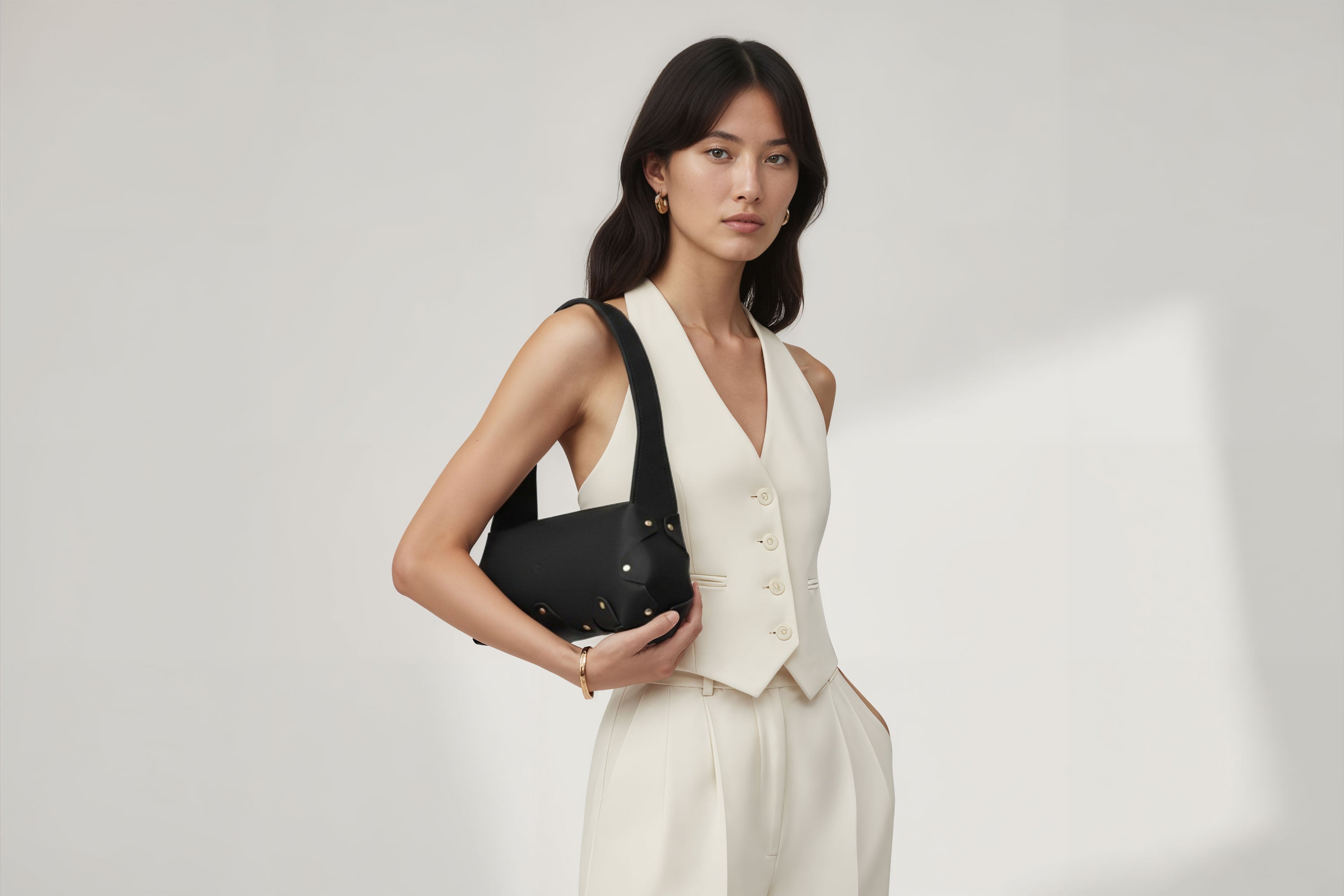 Fiona Bag Black Color Leather On Woman Model Bright Background Vegetable Tanned Leather Modern Minimalist Design Premium Quality Atelier Madre Manuel Dreesmann Barcelona Spain