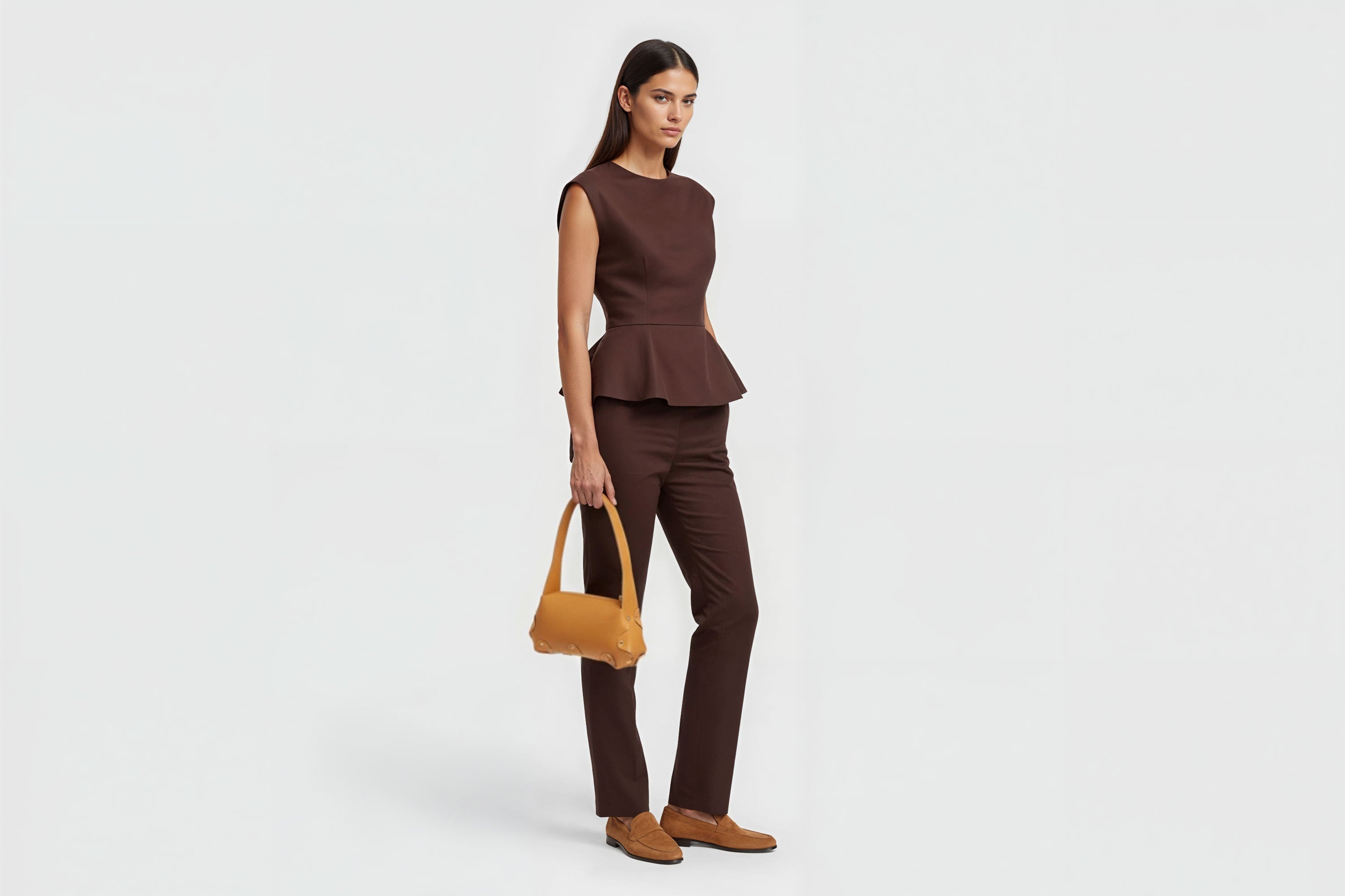 Fiona Bag Brown Color Leather On Woman Model Bright Background Vegetable Tanned Leather Modern Minimalist Design Premium Quality Atelier Madre Manuel Dreesmann Barcelona Spain