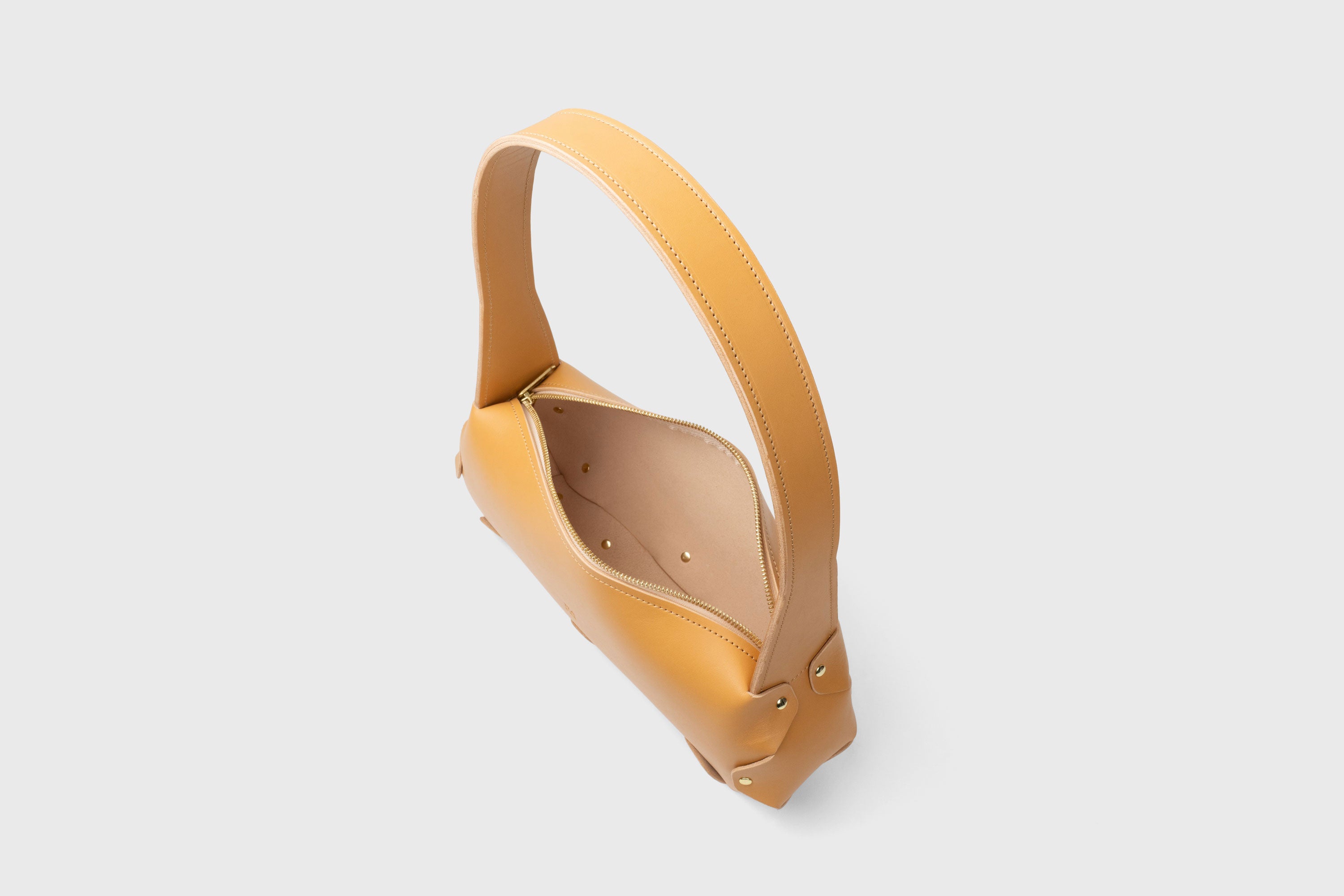 Fiona Bag In Brown Color In Full Grain Vegetable Tanned Leather Minimalistic Design Shoulder Bag Atelier Madre Manuel Dreesmann Barcelona Spain