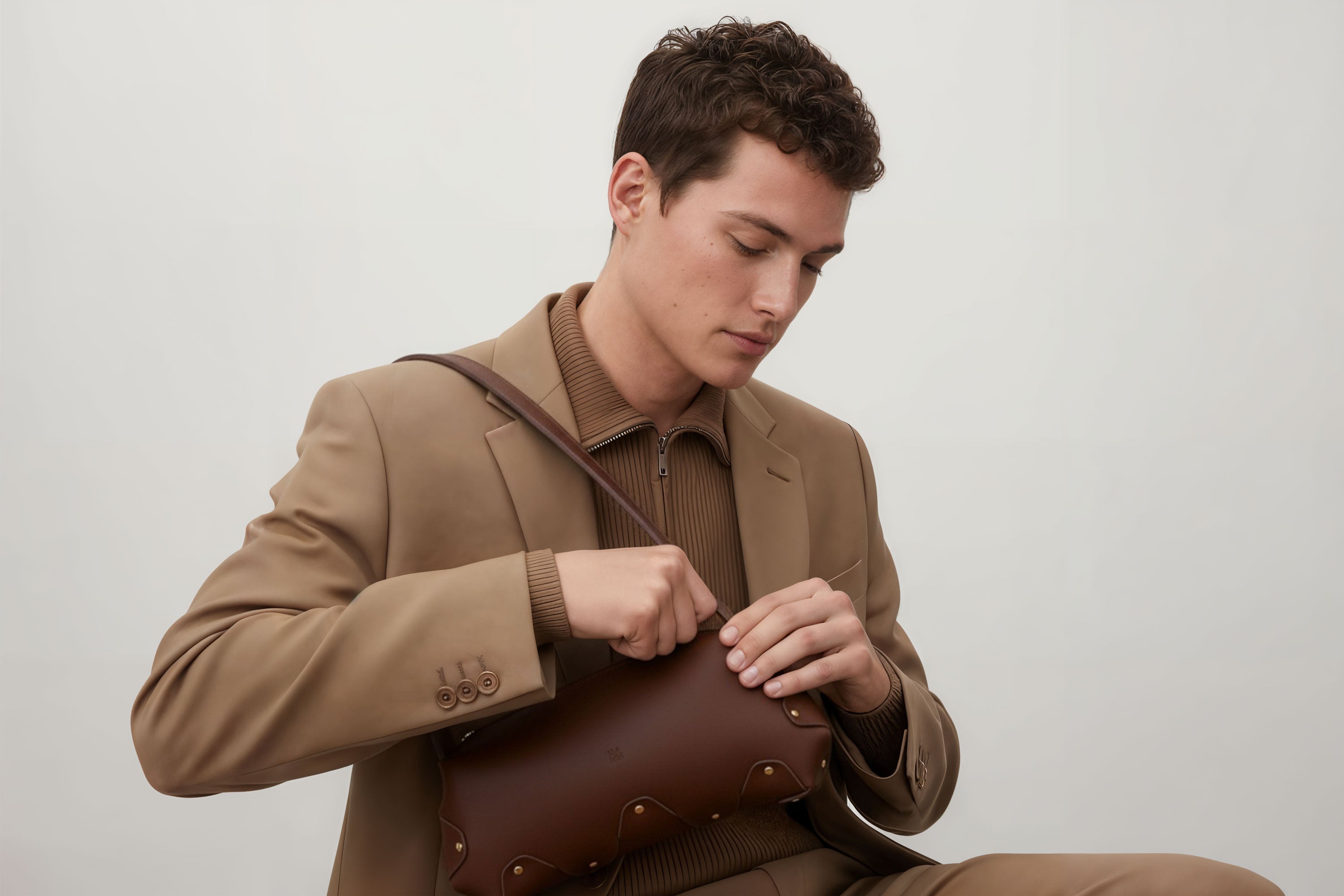 Fiona Bag Dark Brown Color Leather On Man Model Bright Background Vegetable Tanned Leather Modern Minimalist Design Premium Quality Atelier Madre Manuel Dreesmann Barcelona Spain
