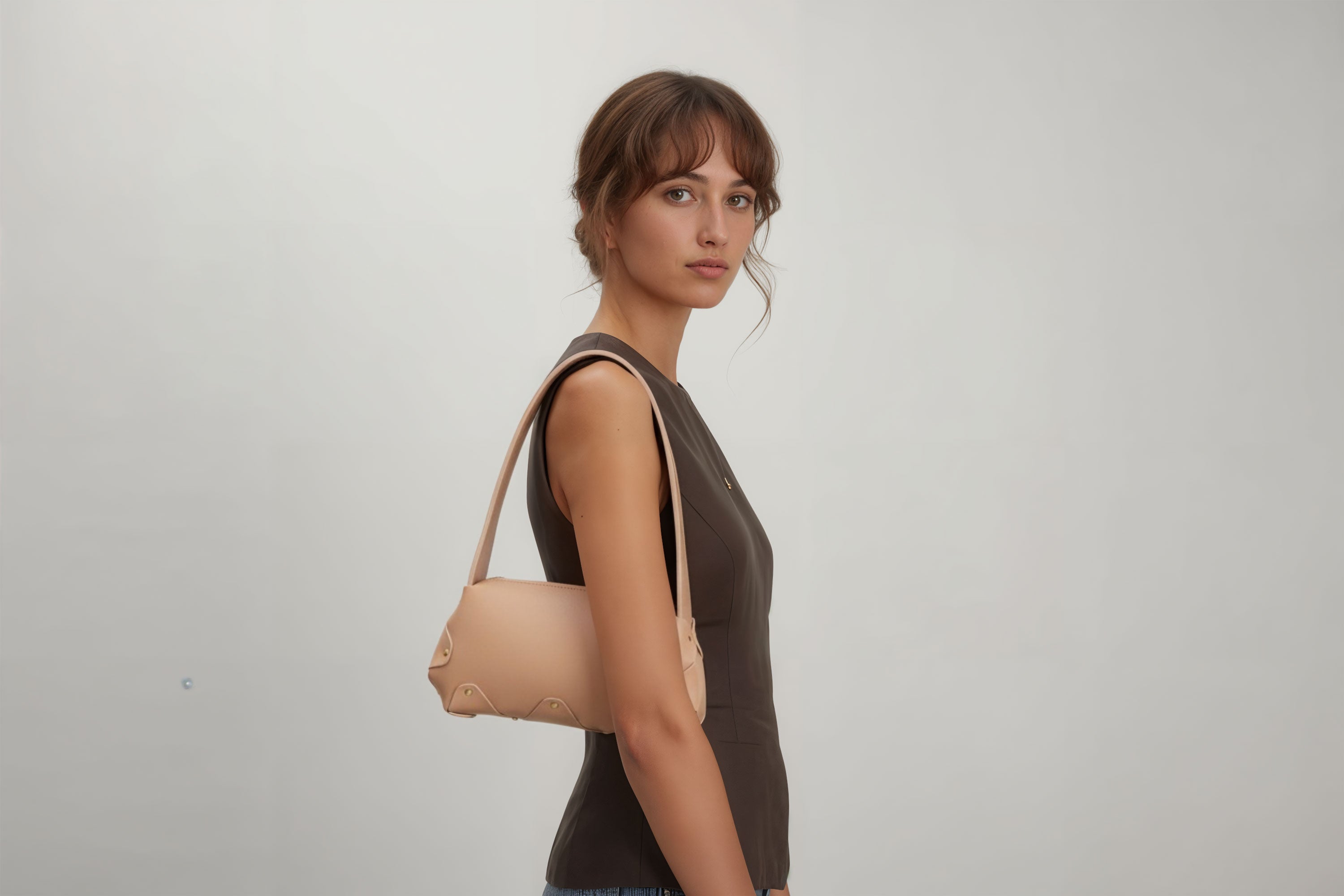 Fiona Bag Natural Color Leather On Woman Model Bright Background Vegetable Tanned Leather Modern Minimalist Design Premium Quality Atelier Madre Manuel Dreesmann Barcelona Spain