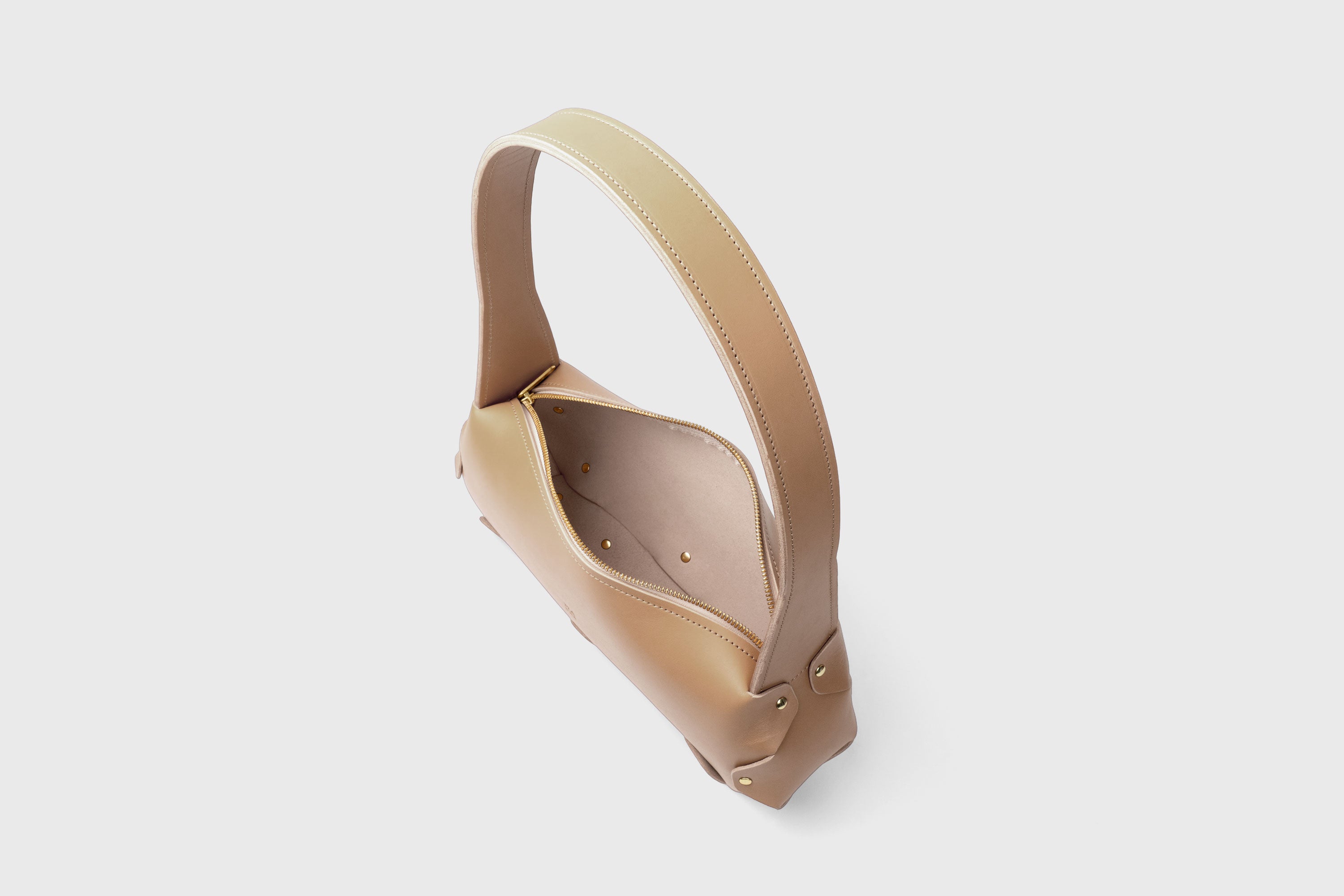 Fiona Bag In Natural Color In Full Grain Vegetable Tanned Leather Minimalistic Design Shoulder Bag Atelier Madre Manuel Dreesmann Barcelona Spain