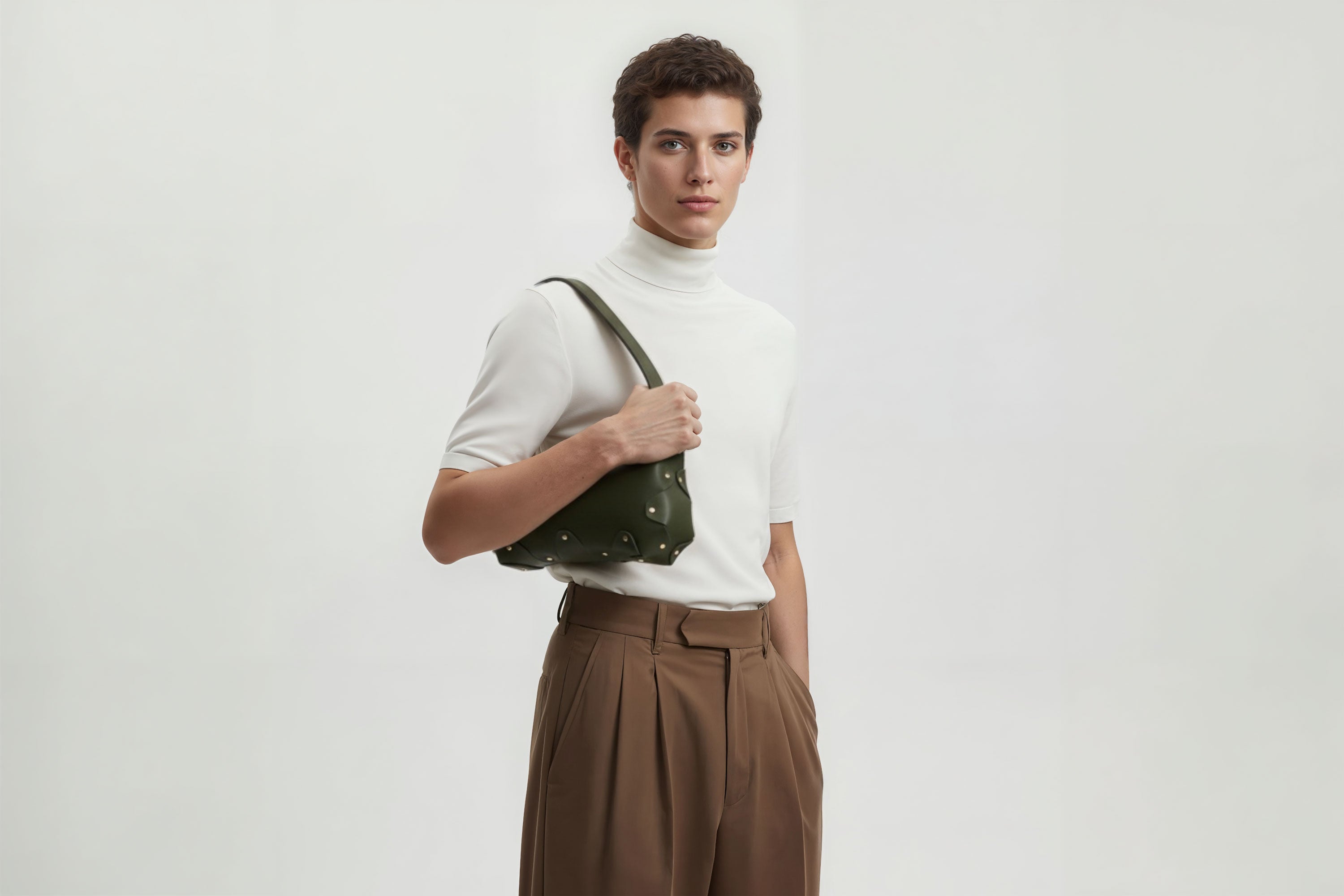 Fiona Bag Olive Green Colour Leather On Man Model Bright Background Vegetable Tanned Leather Modern Minimalist Design Premium Quality Atelier Madre Manuel Dreesmann Barcelona Spain