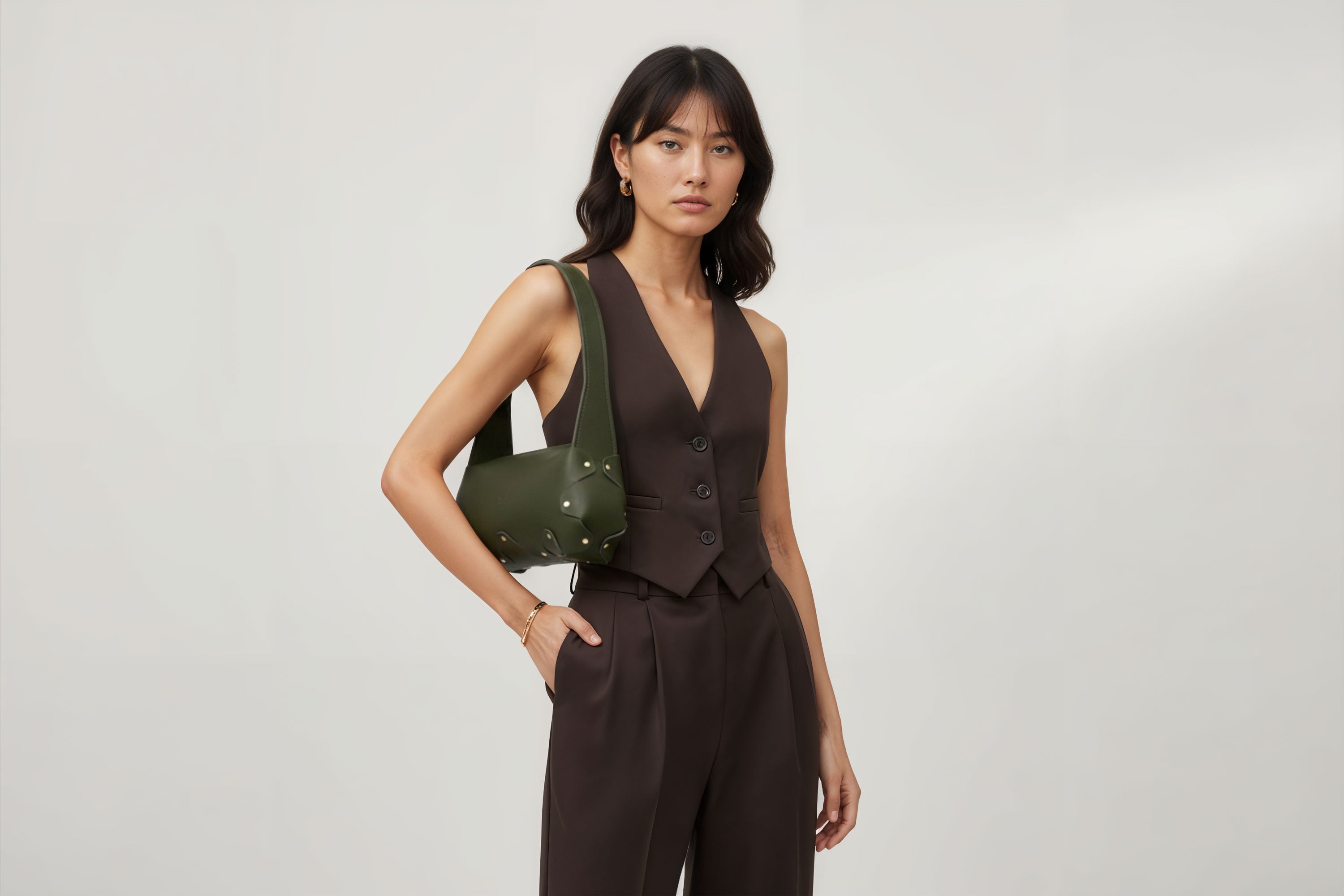 Fiona Bag Olive Green Colour Leather On Woman Model Bright Background Vegetable Tanned Leather Modern Minimalist Design Premium Quality Atelier Madre Manuel Dreesmann Barcelona Spain
