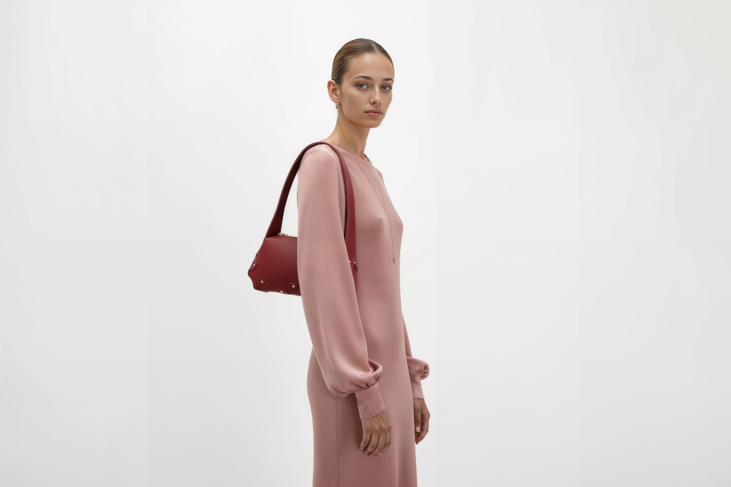 Fiona Bag Red Color Leather On Woman Model Bright Background Vegetable Tanned Leather Modern Minimalist Design Premium Quality Atelier Madre Manuel Dreesmann Barcelona Spain