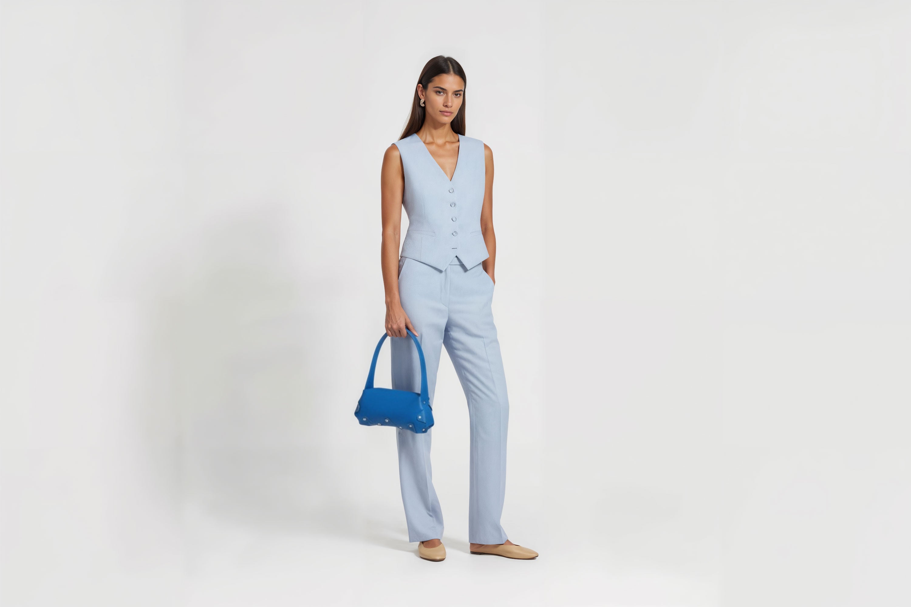 Fiona Bag Royal Blue Colour Leather On Woman Model Bright Background Vegetable Tanned Leather Modern Minimalist Design Premium Quality Atelier Madre Manuel Dreesmann Barcelona Spain