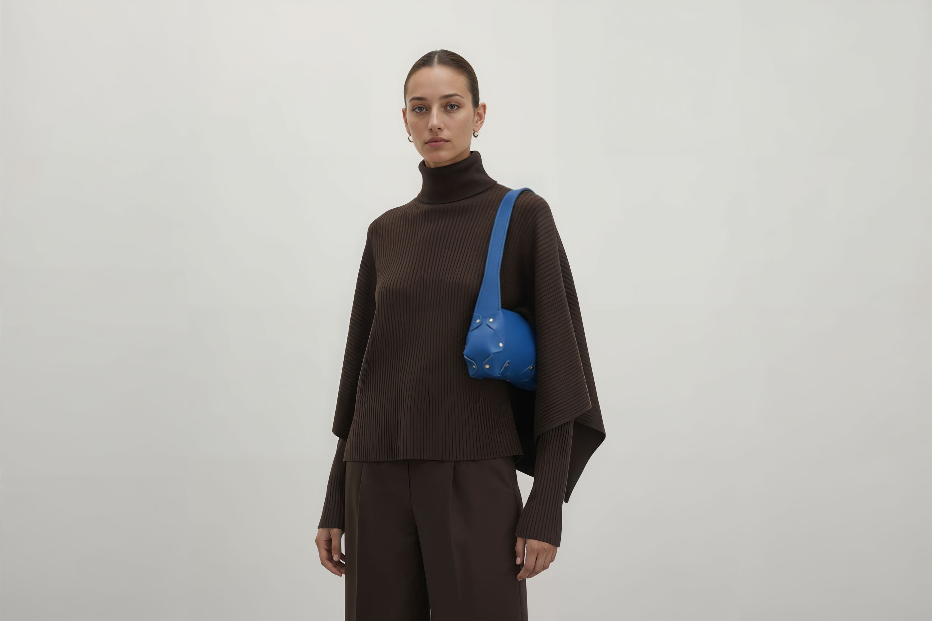Fiona Bag Royal Blue Colour Leather On Woman Model Bright Background Vegetable Tanned Leather Modern Minimalist Design Premium Quality Atelier Madre Manuel Dreesmann Barcelona Spain