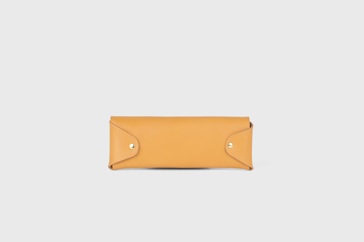 Glasses Case Brown Colour Leather Vegetable Tanned Modern Minimal Design Premium Quality Atelier Madre Manuel Dreesmann Barcelona 2