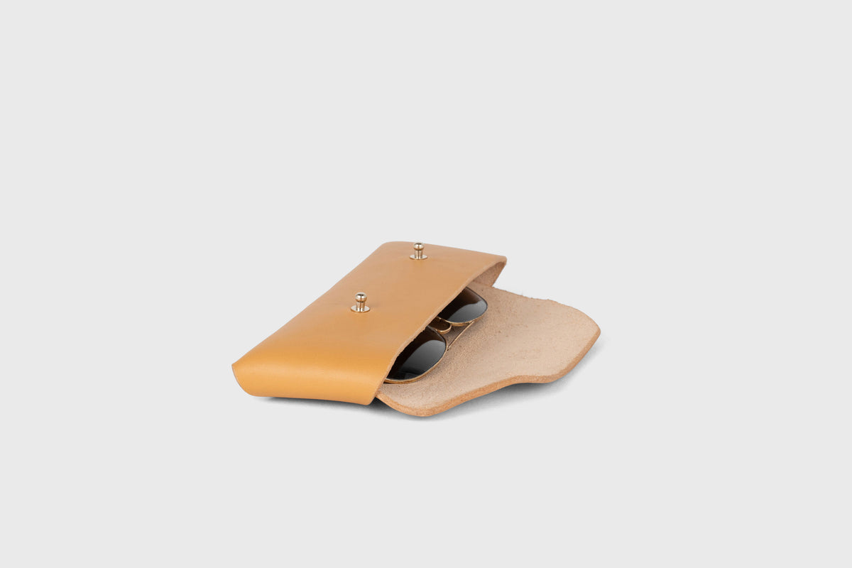 Glasses Case Brown Colour Leather Vegetable Tanned Modern Minimal Design Premium Quality Atelier Madre Manuel Dreesmann Barcelona 4